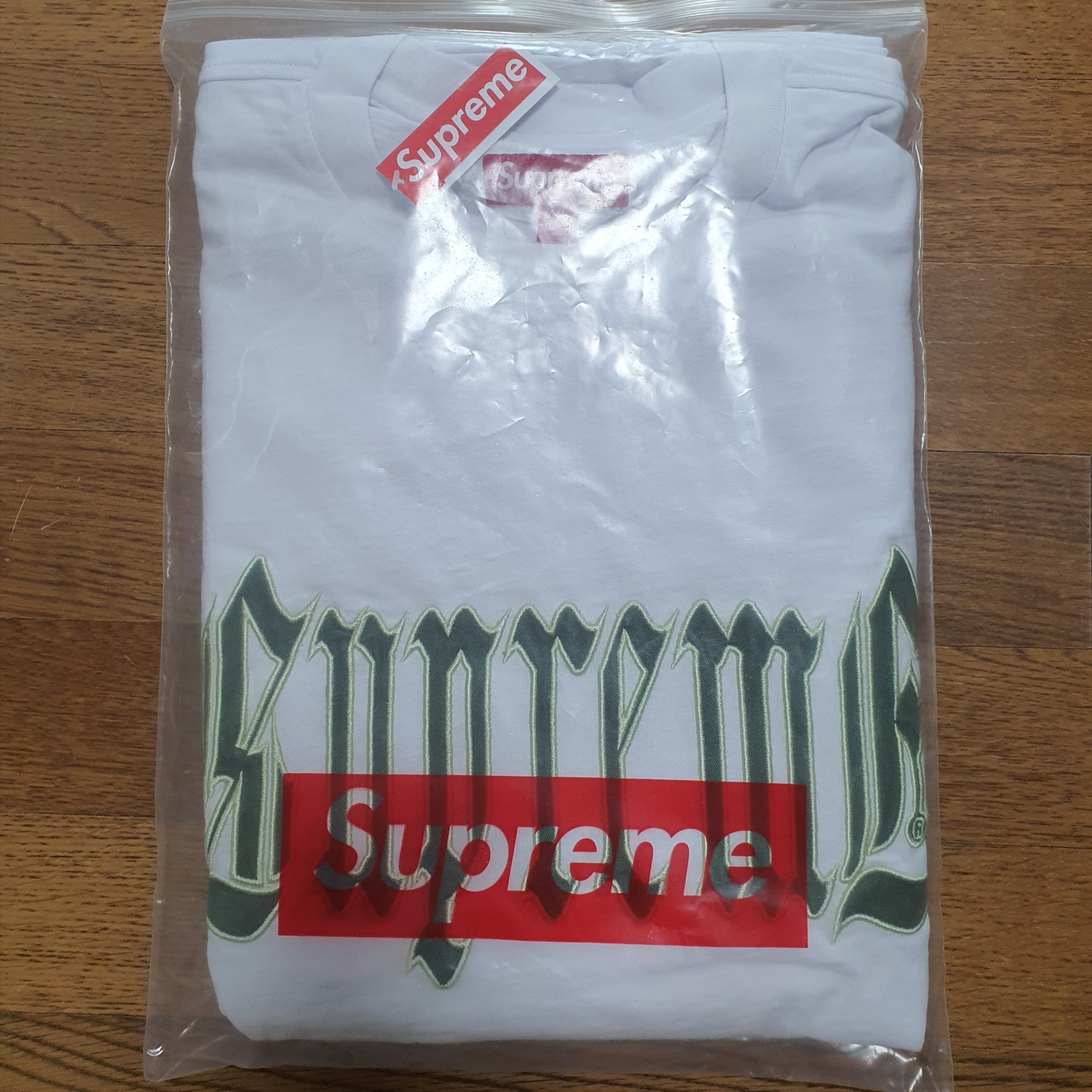 Supreme Old English S/S Top White - 24SS 착용 스타일