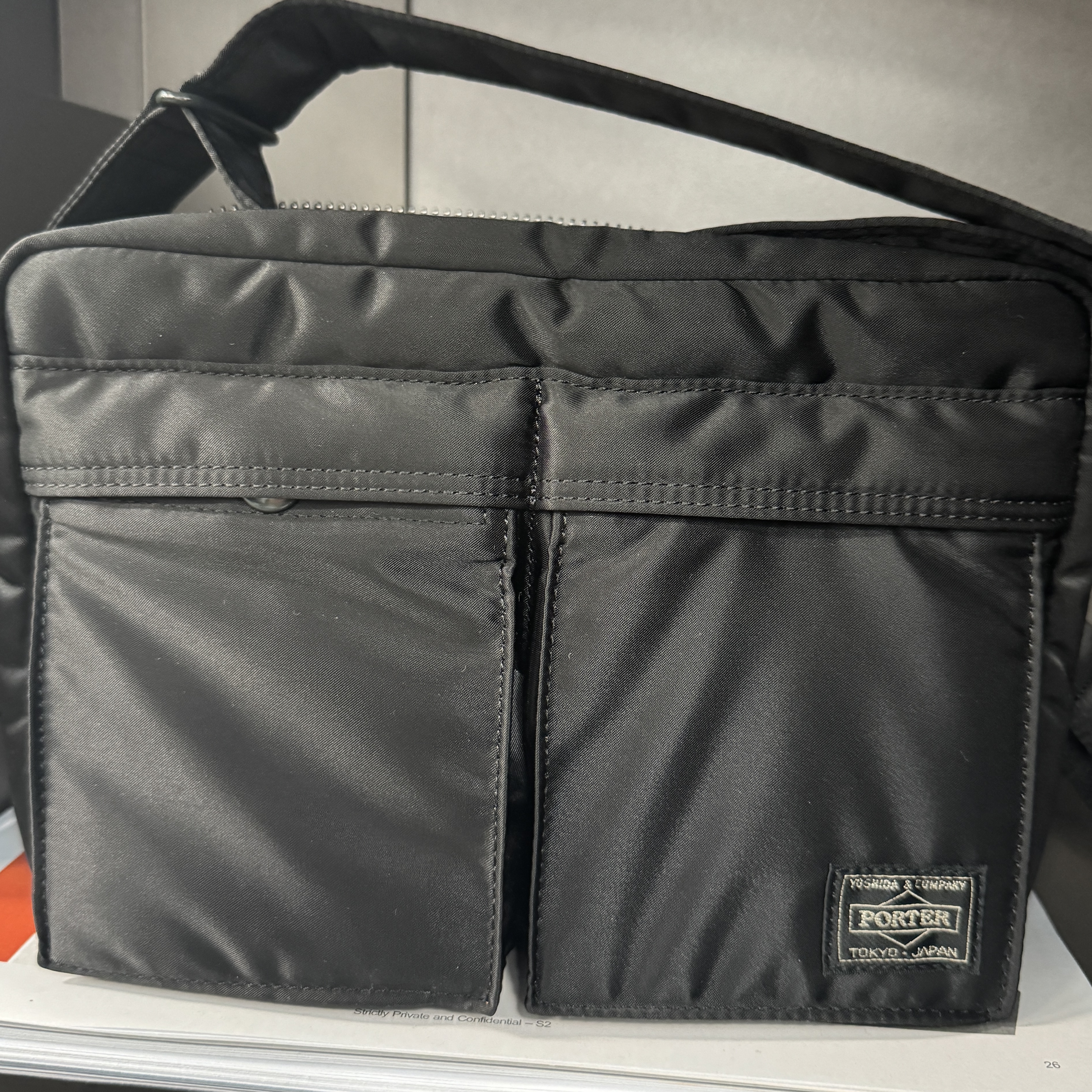 Porter Tanker Shoulder Bag S Black 착용 스타일