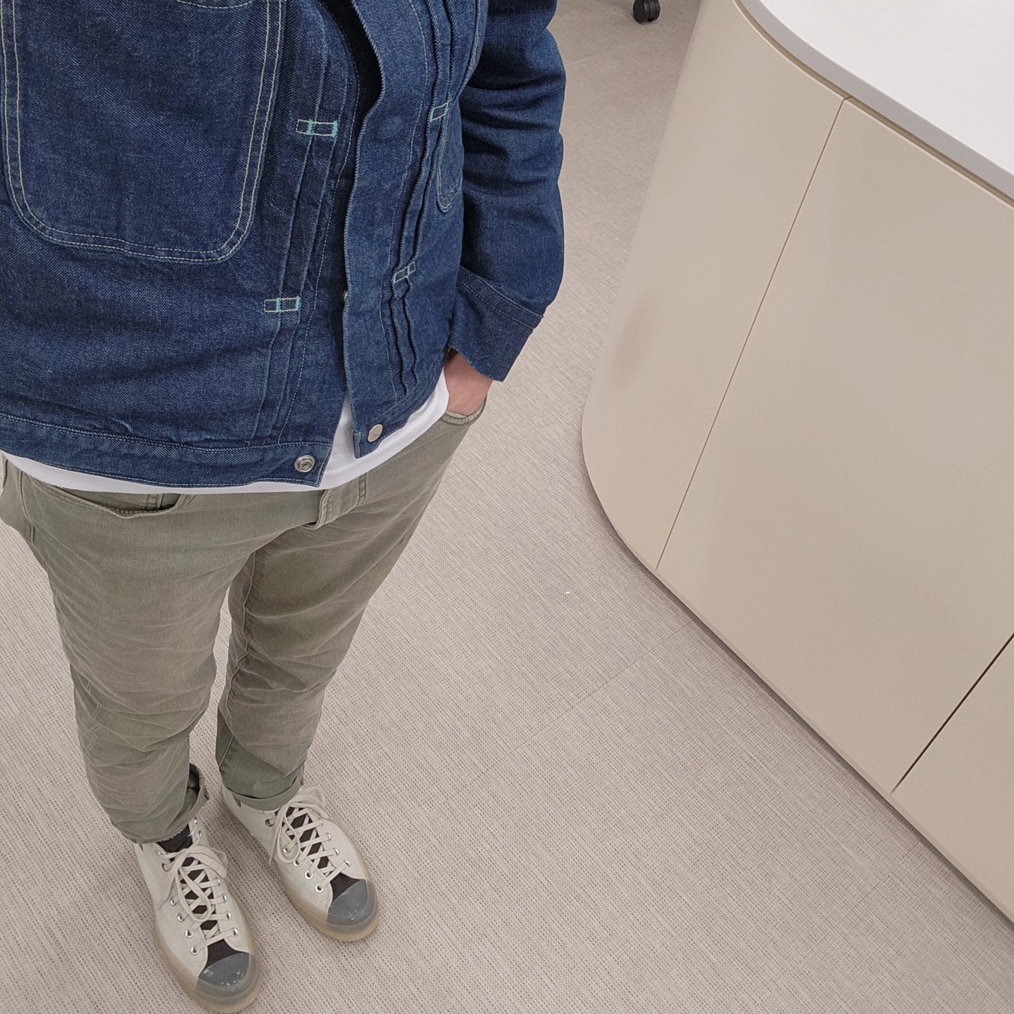 Converse x A-Cold-Wall Chuck 70 Hi Silver Birch 착용 스타일 - 1