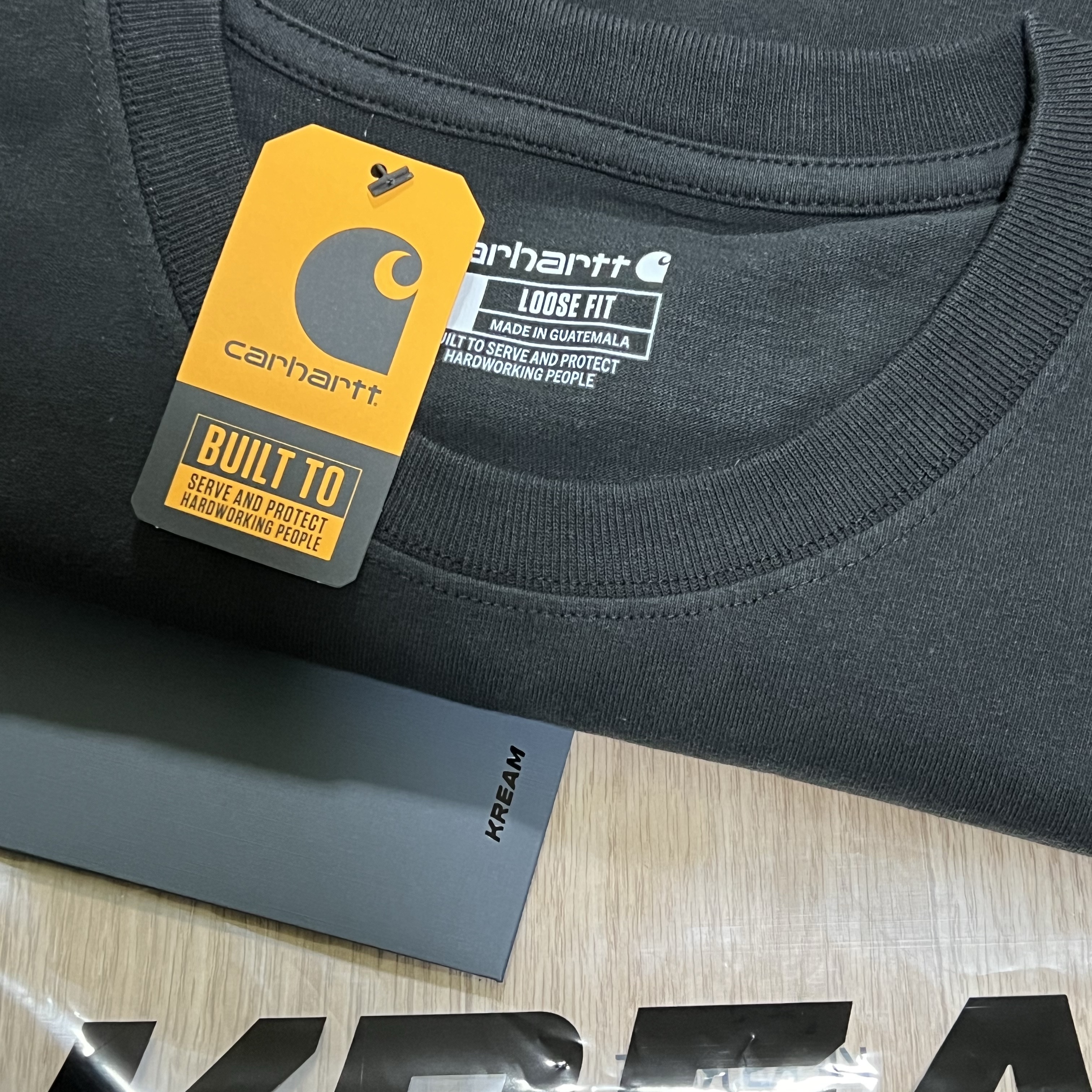 Carhartt Loose Fit Heavyweight Regular Short Sleeve Pocket T-Shirt Black 착용 스타일