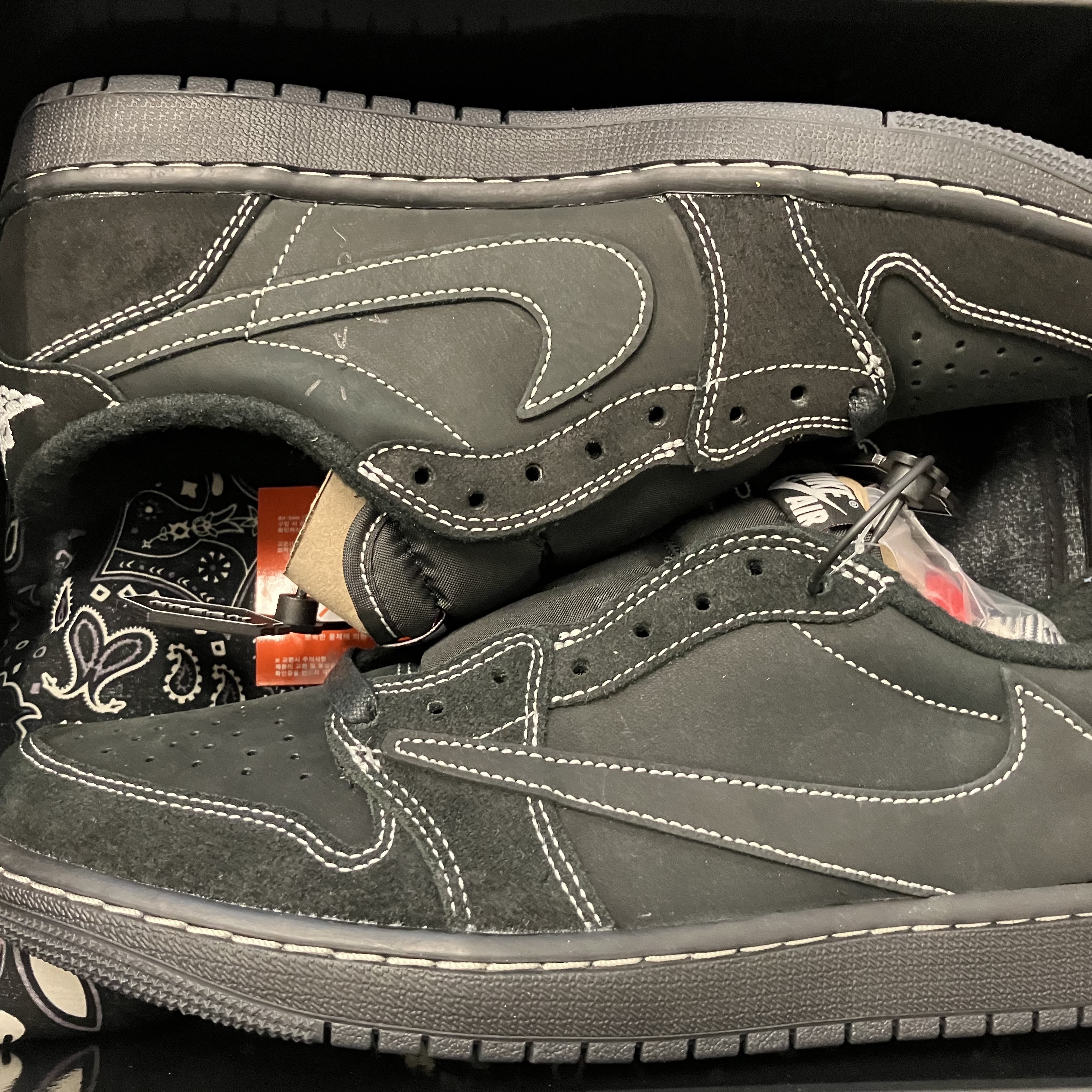 Jordan 1 x Travis Scott Retro Low OG SP Black Phantom, Jordan 1 x Travis Scott Retro Low OG SP Sail and Ridgerock 착용 스타일 - 1