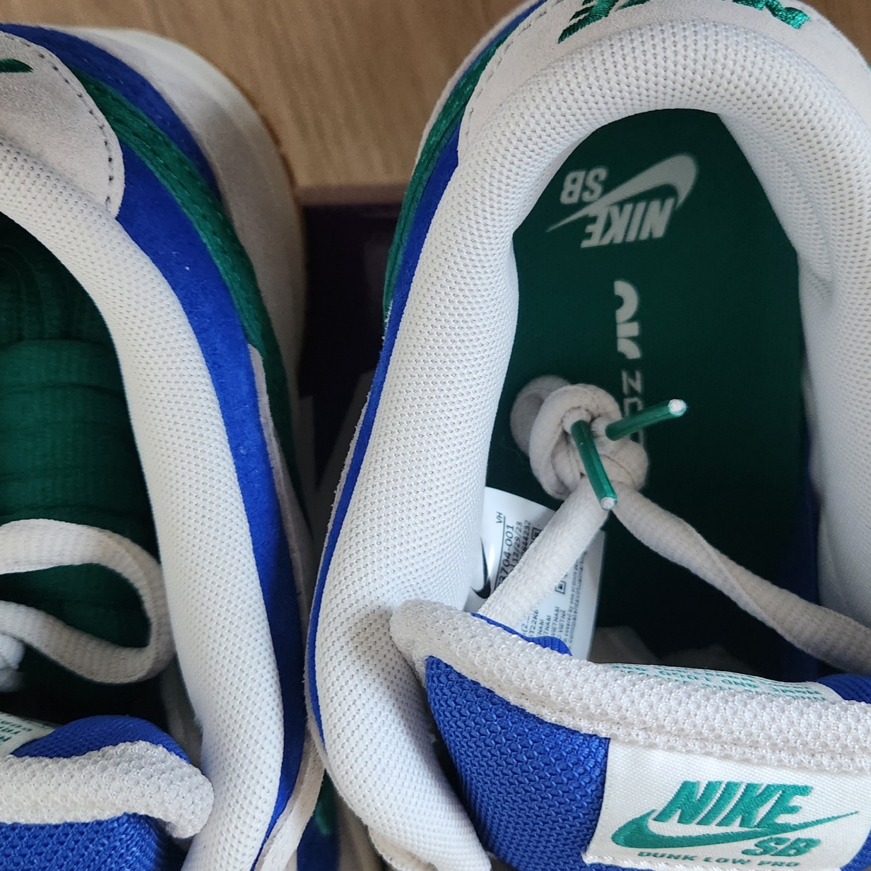 Nike SB Dunk Low Pro Phantom and Hyper Royal 착용 스타일 - 3