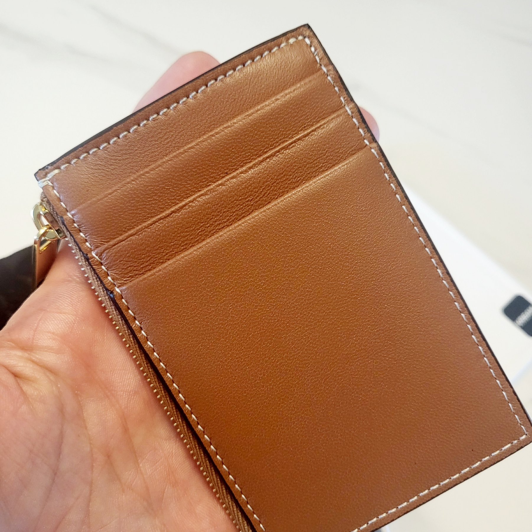 Celine Zipped Card Holder in Smooth Lambskin Tan 착용 스타일 - 2