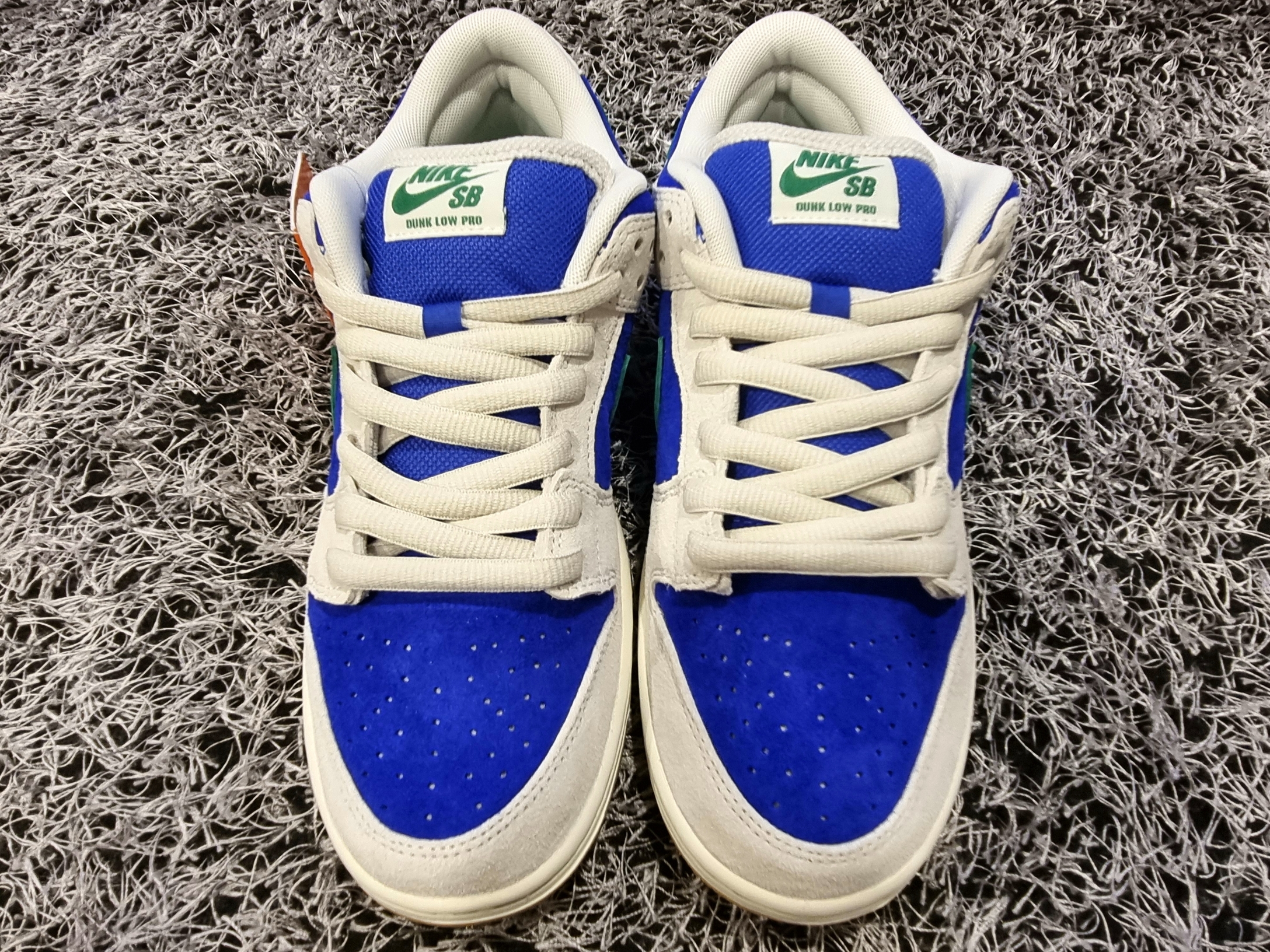 Nike SB Dunk Low Pro Phantom and Hyper Royal 착용 스타일 - 5