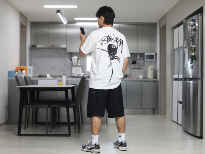 Stussy Arachnid T-Shirt Pigment Dyed Natural 착용 스타일