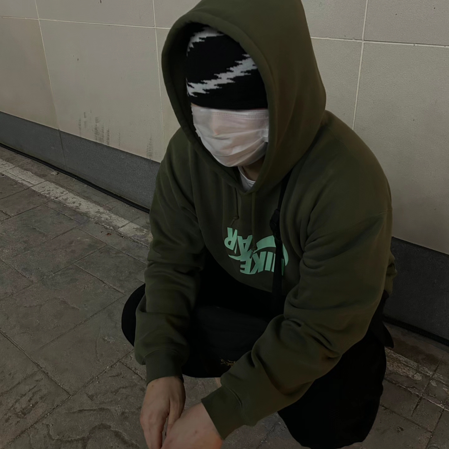 Oakley x Piet Static Beanie Black, Arc'teryx Mantis 2 Waistpack 24K Black 착용 스타일 - 3