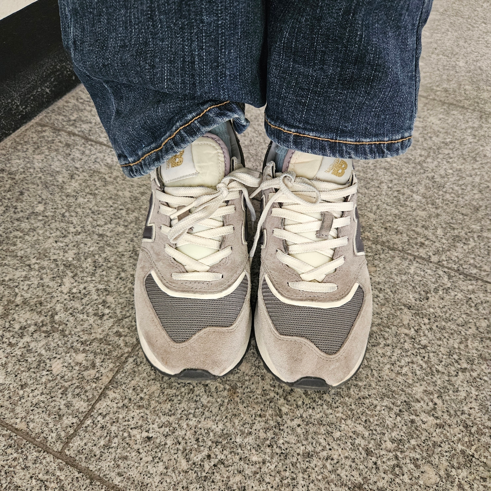New Balance 574 Legacy Grey 착용 스타일 - 1