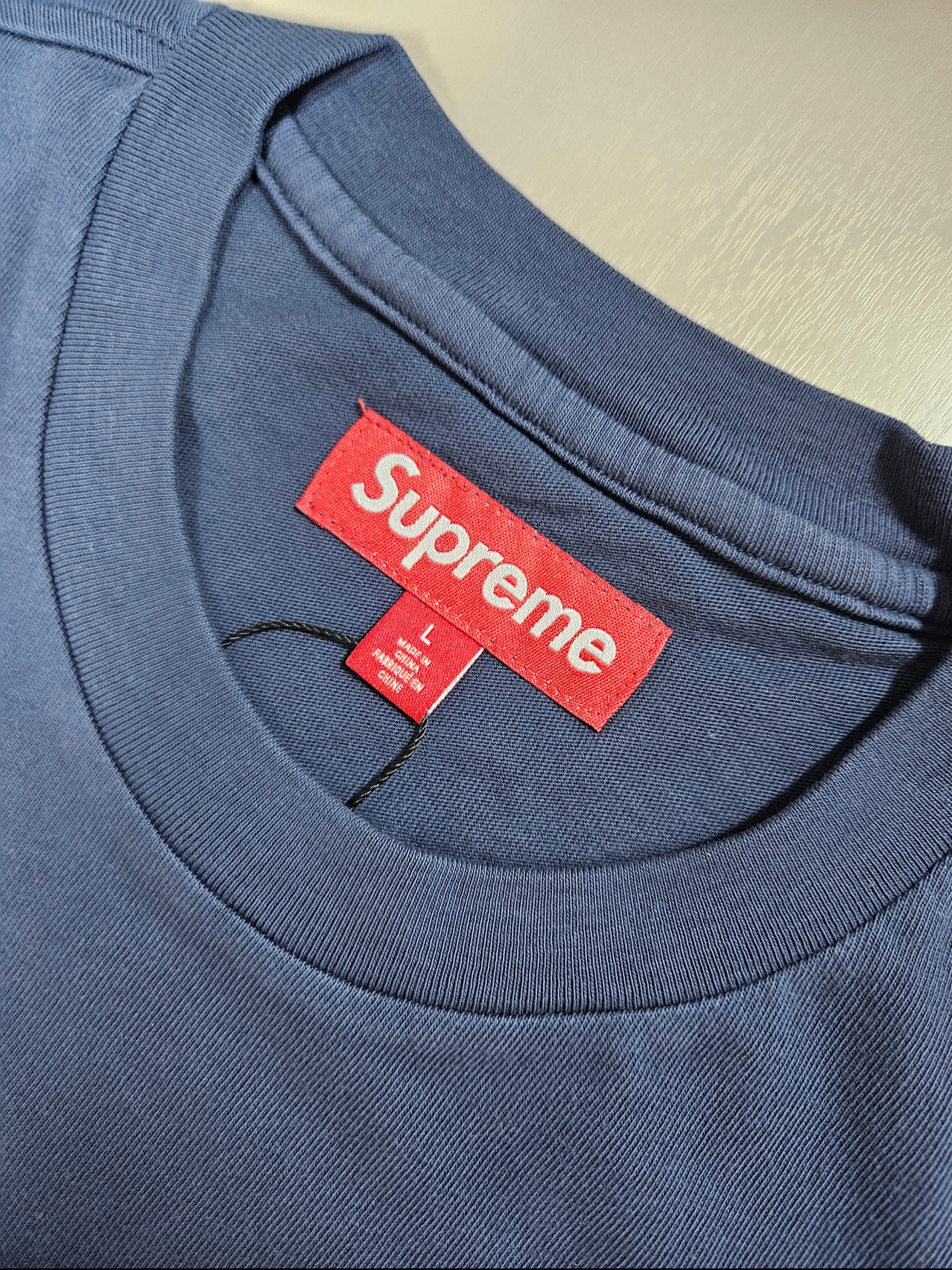 Supreme Cracked Arc S/S Top Navy - 24SS, Supreme Frayed Logos Denim Camp Cap Blue - 21SS 착용 스타일 - 2