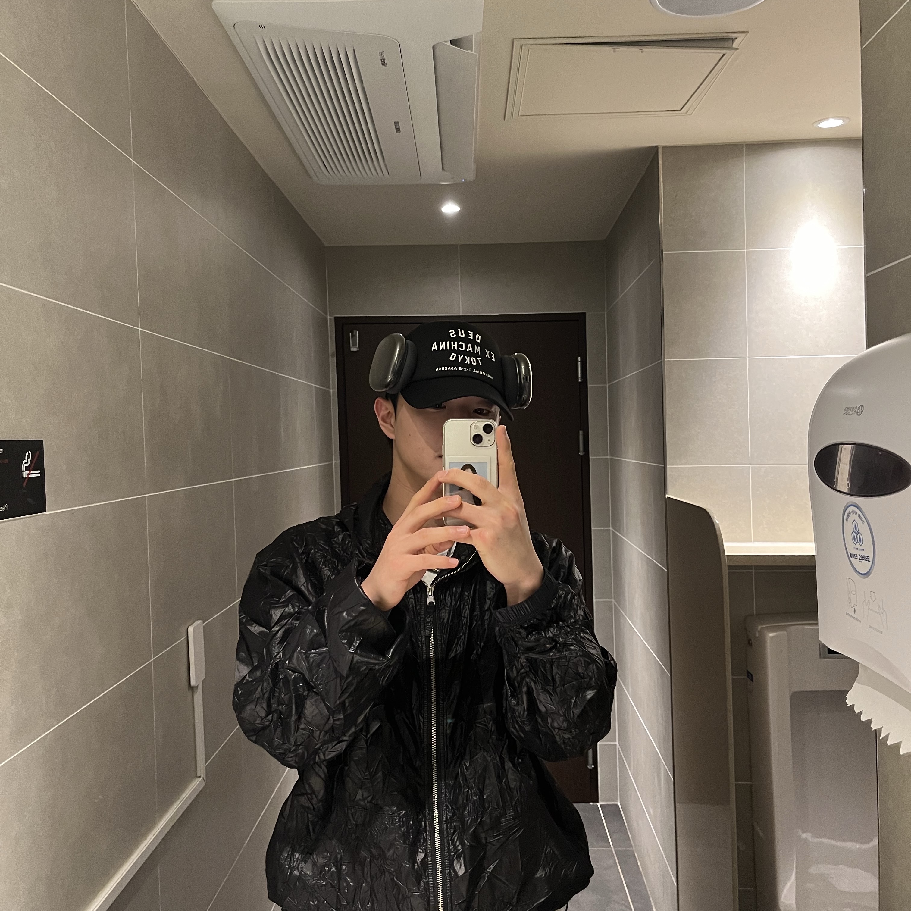 Deus Ex Machina Tokyo Asakusa Address Trucker Cap Black, Stussy Beach Shell Wrinkled Nylon Jacket Black 착용 스타일