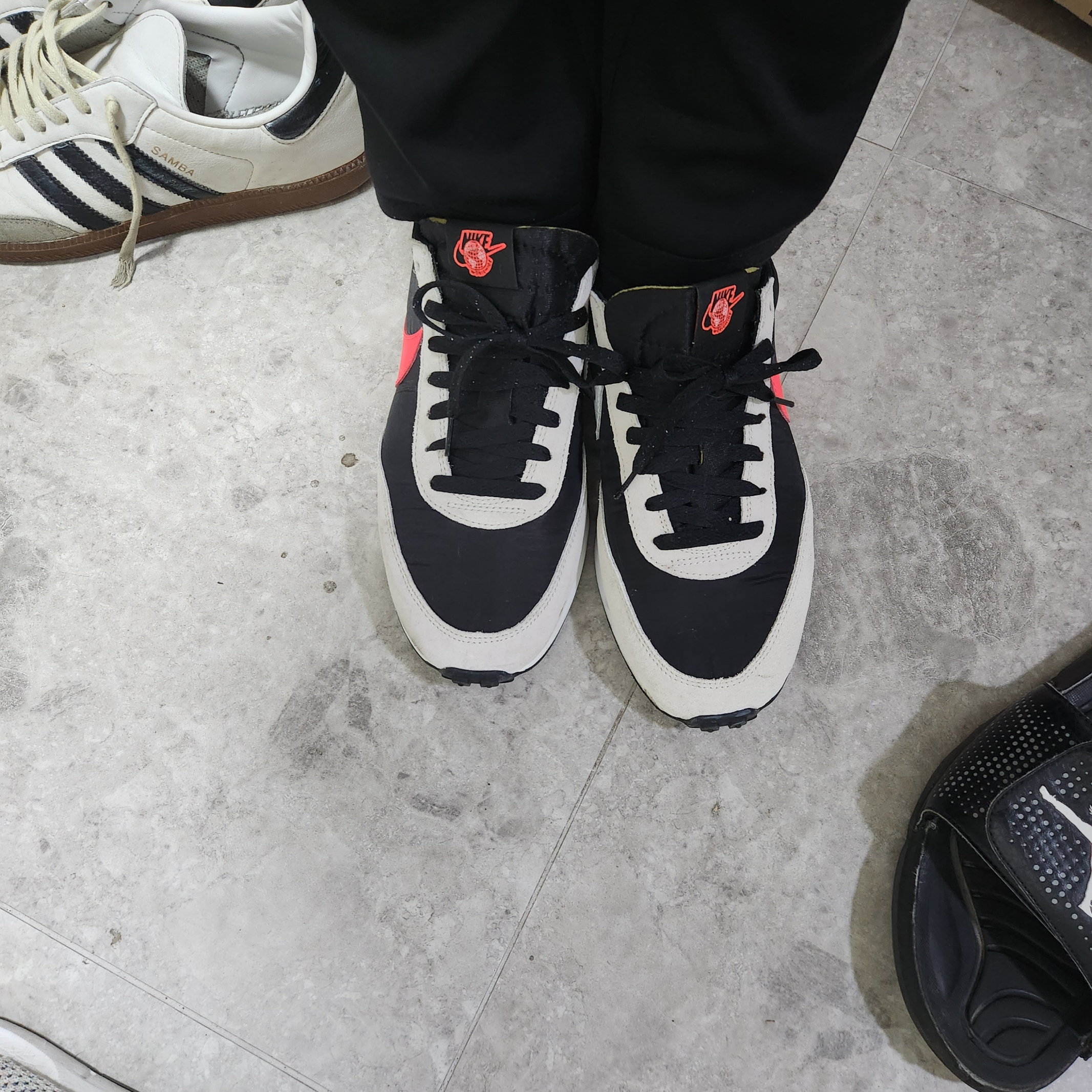 Nike Air Tailwind 79 Black University Gold, Nike Air Tailwind 79 Worldwide Pack Black Flash Crimson 착용 스타일 - 1