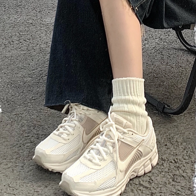 (W) Nike Zoom Vomero 5 Pale Ivory Sanddrift 착용 스타일