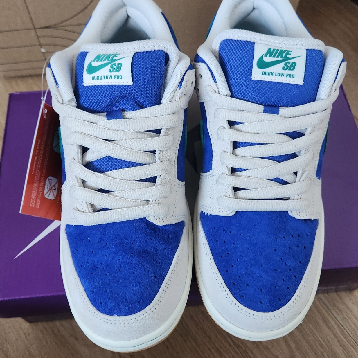 Nike SB Dunk Low Pro Phantom and Hyper Royal 착용 스타일 - 1