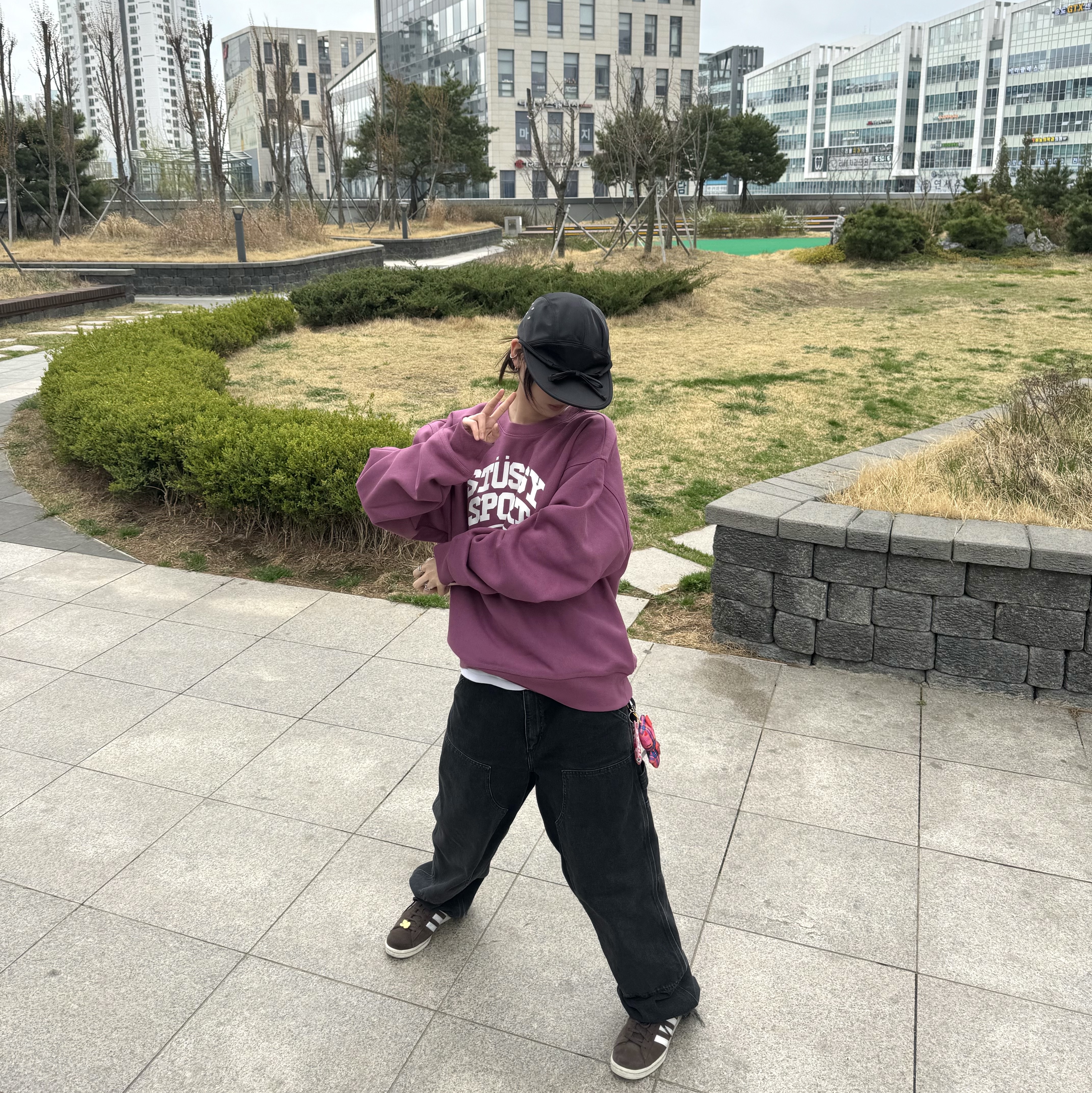 Stussy 5 Sport Crew Berry, Carhartt WIP Smith Denim Double Knee Pants Black Stone Washed 착용 스타일 - 2