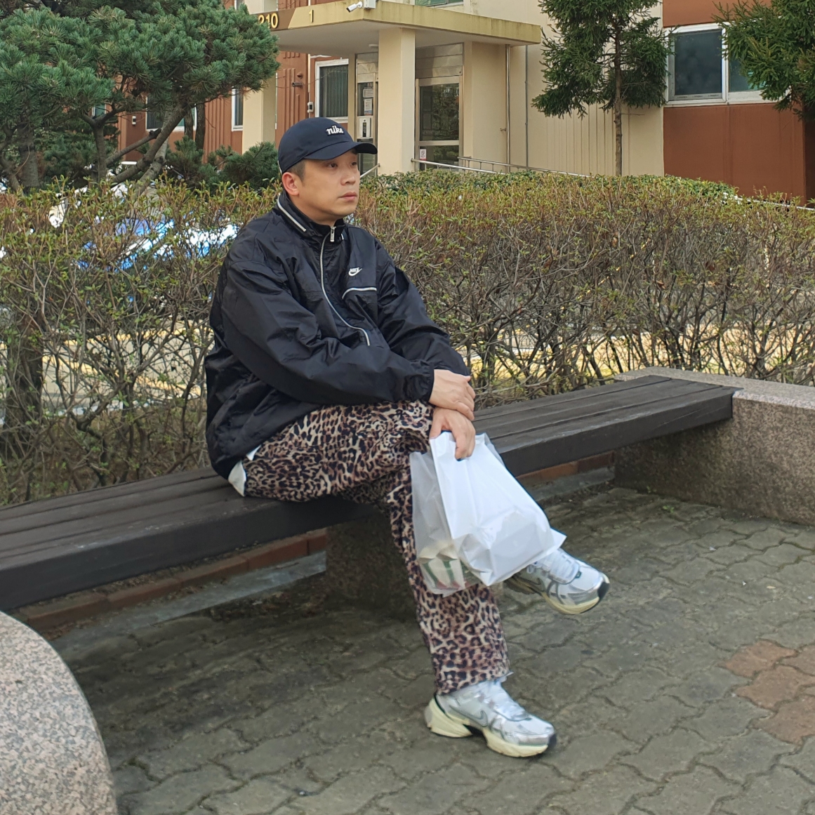 Nike V2K Run Summit White Metallic Silver, Nike NSW Circa Lined Jacket Black - Asia 착용 스타일 - 1