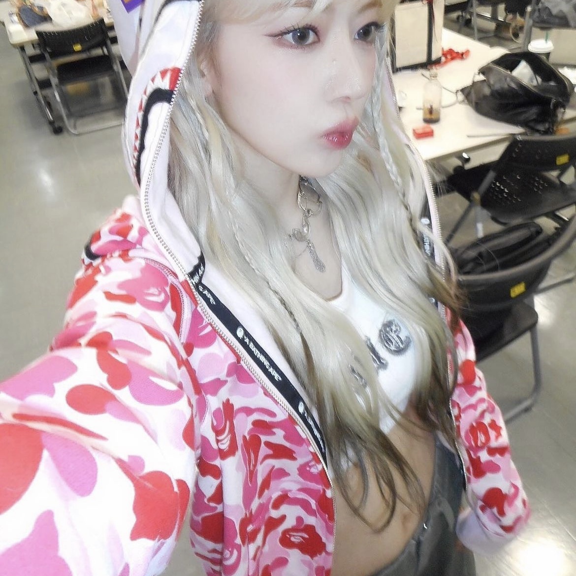 BAPE ABC Camo Shark Full Zip Hoodie Pink 착용 스타일