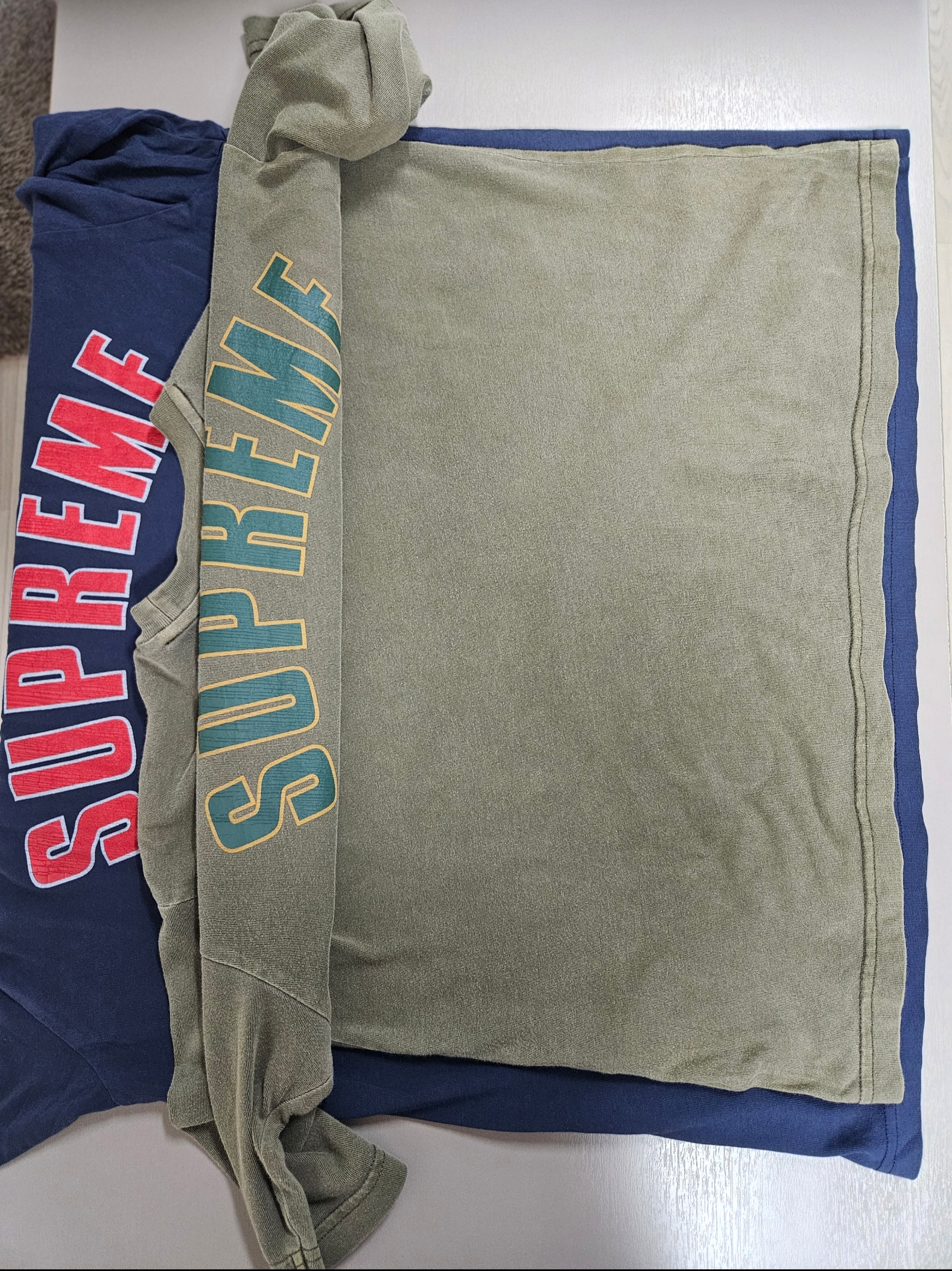 Supreme Cracked Arc S/S Top Navy - 24SS, Supreme Frayed Logos Denim Camp Cap Blue - 21SS 착용 스타일 - 8