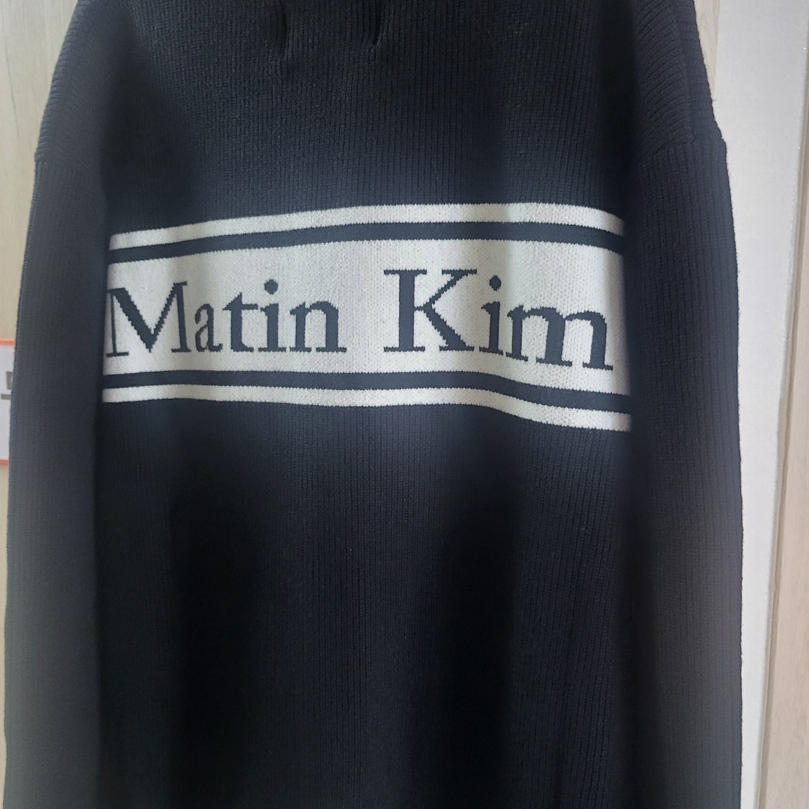 Matin Kim Spell Point Stripe Knit Cardigan Black 착용 스타일 - 3