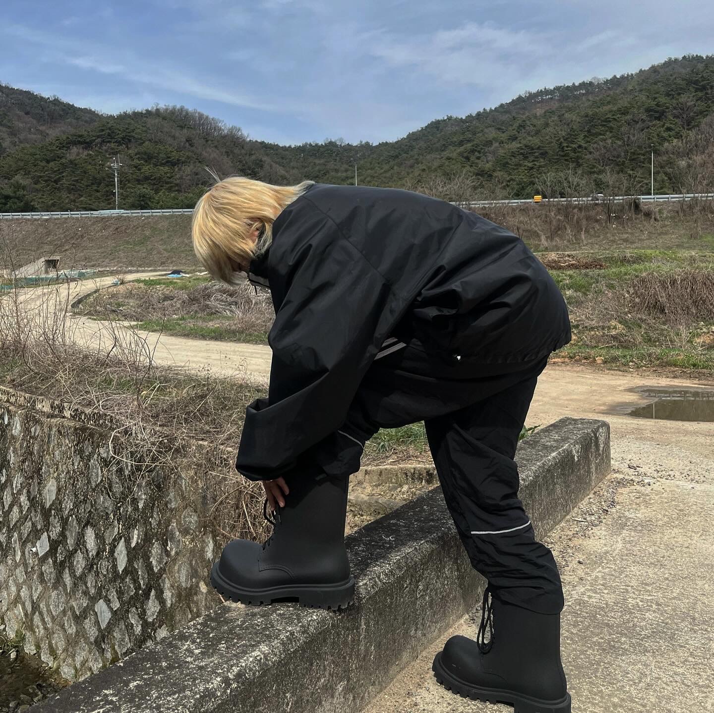 Balenciaga XL Army Boots Full Eva Black 착용 스타일 - 1