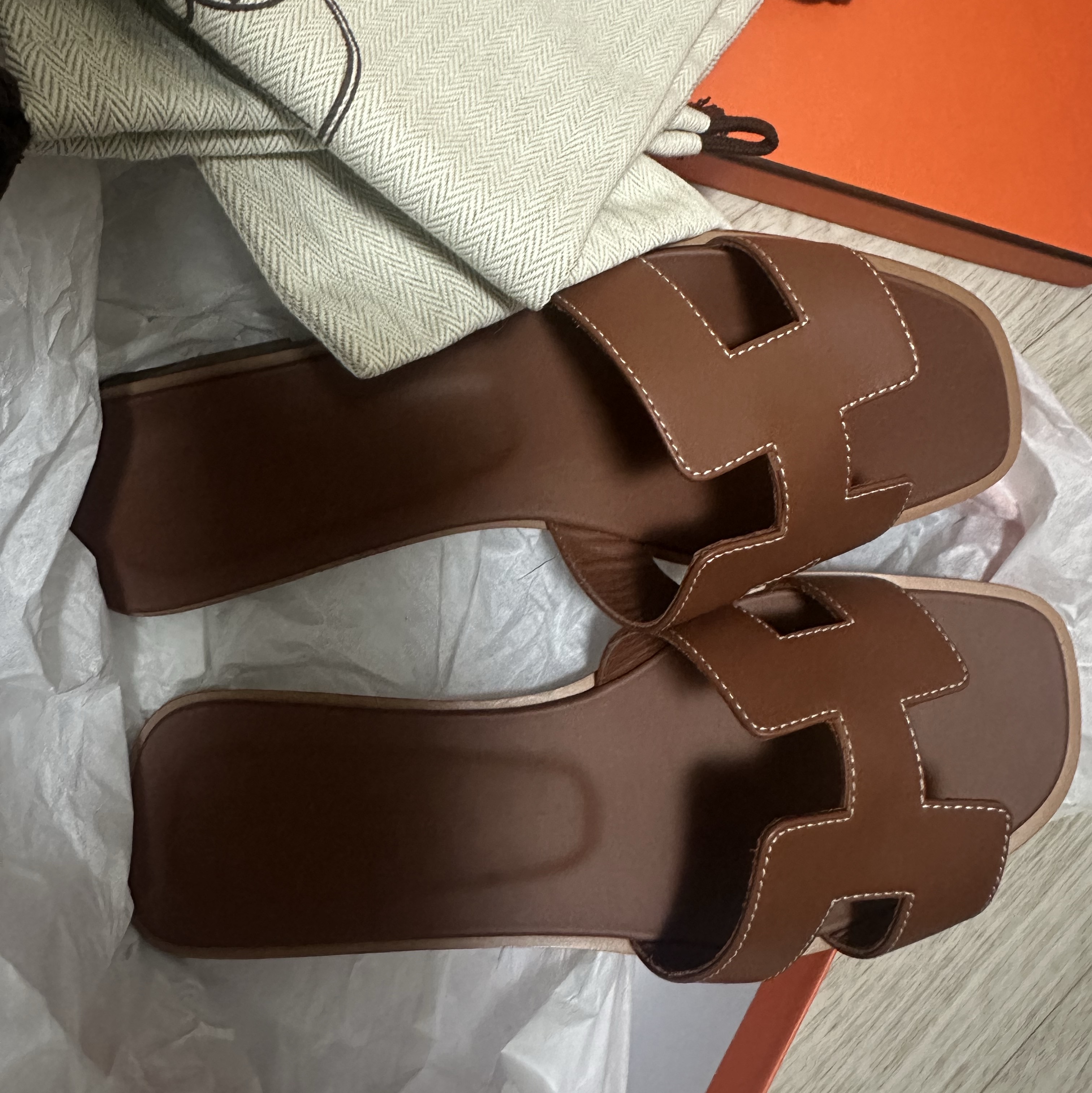 (W) Hermes Oran Sandal Calfskin & Gold Piqures Ecrues 착용 스타일