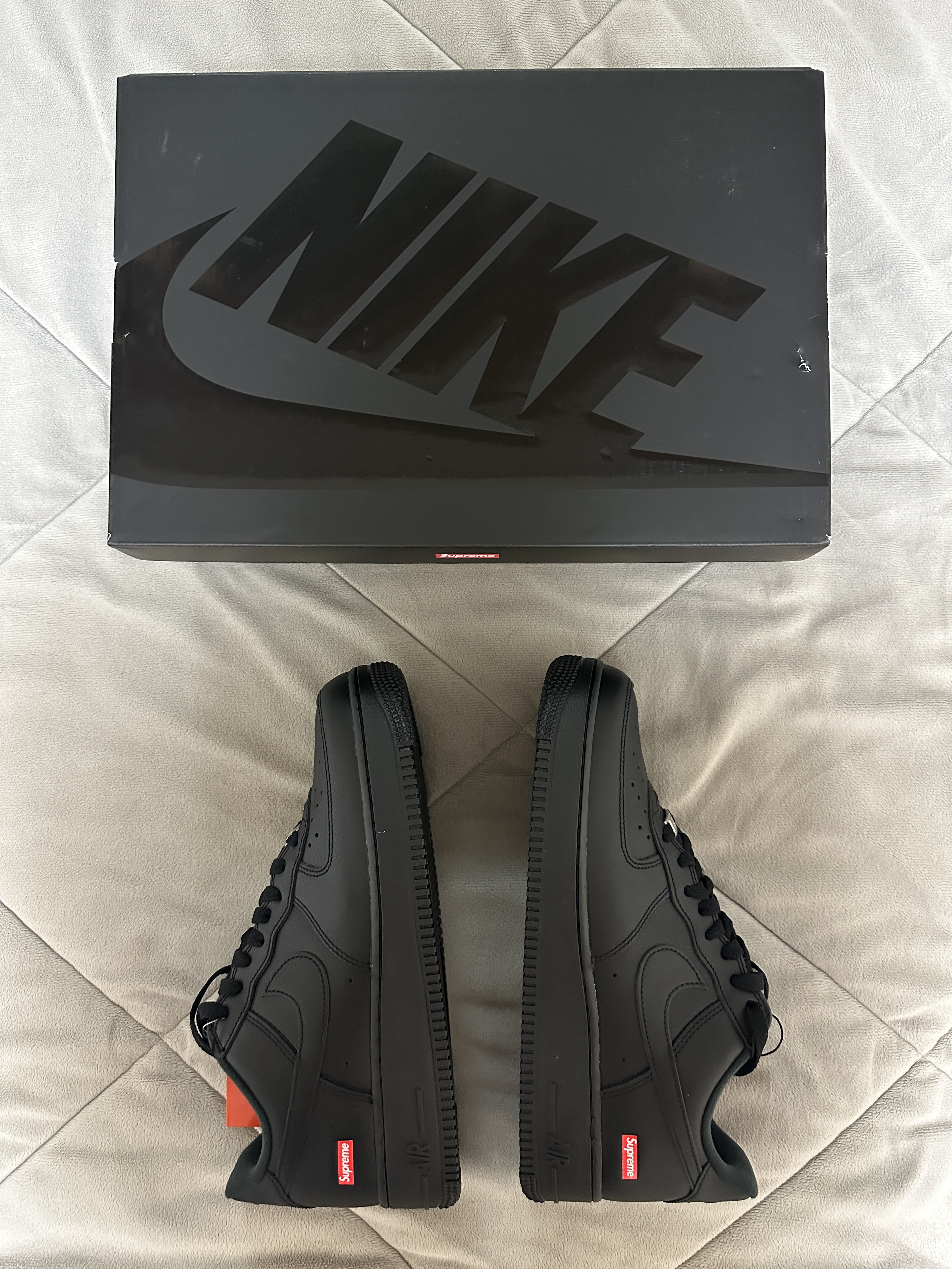 Nike x Supreme Air Force 1 Low Black 착용 스타일 - 1