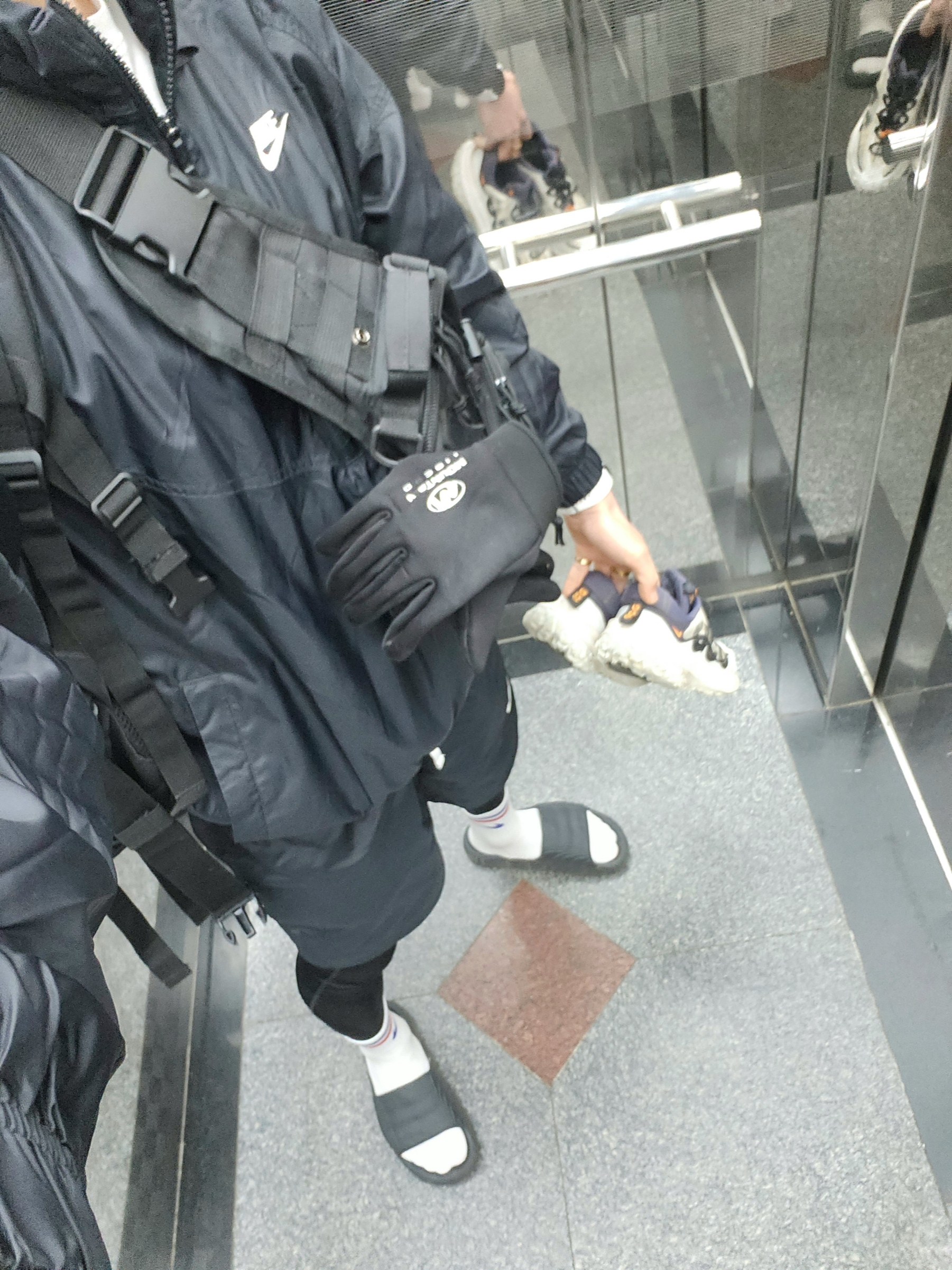 Nike ACG Mountain Fly 2 Low Summit White and Bright Mandarin, Adidas Adilette 22 Carbon 착용 스타일
