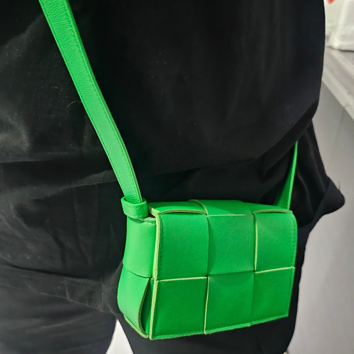 Bottega Veneta Mini Leather Cassette Parakeet 착용 스타일