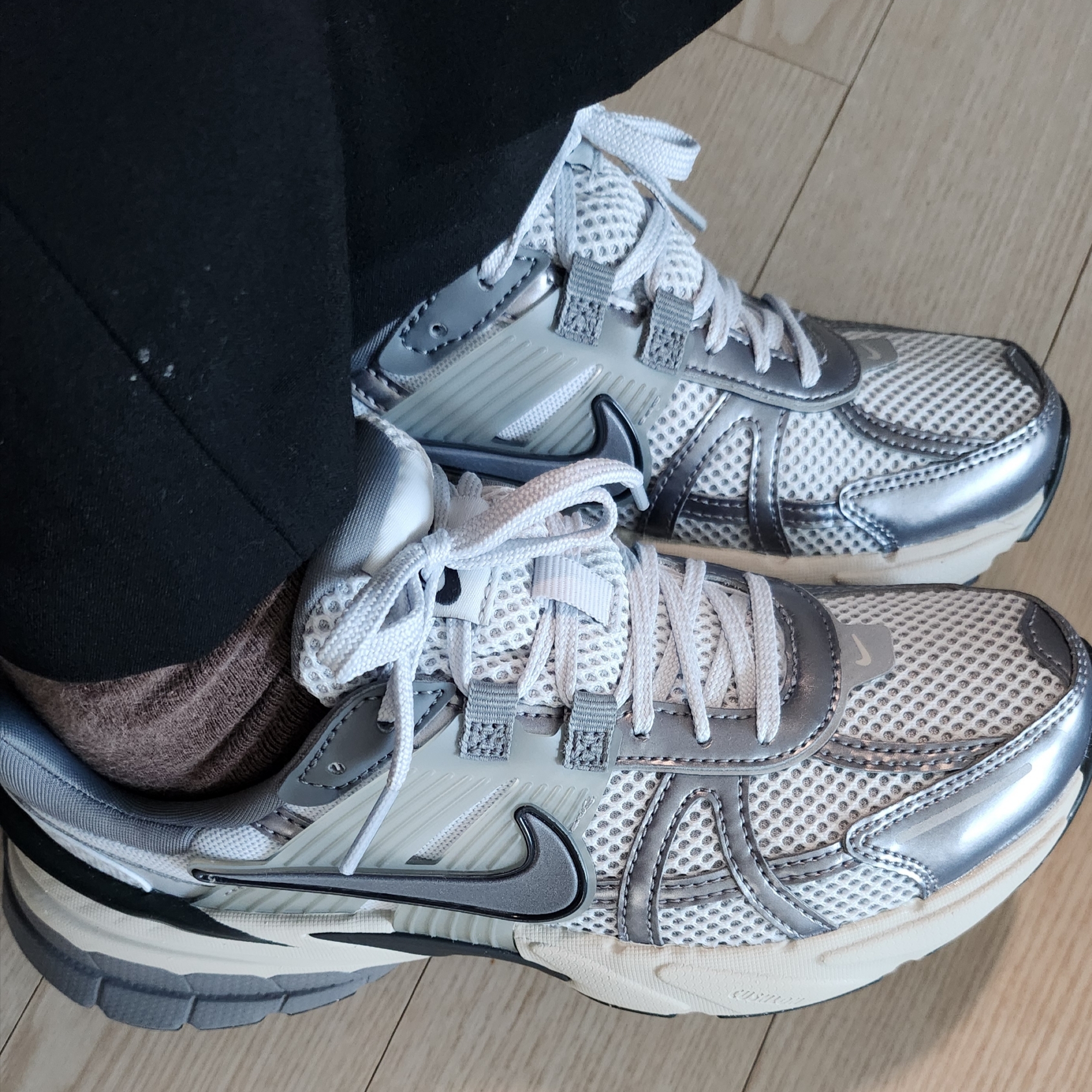Nike V2K Run Pure Platinum Wolf Grey 착용 스타일 - 2