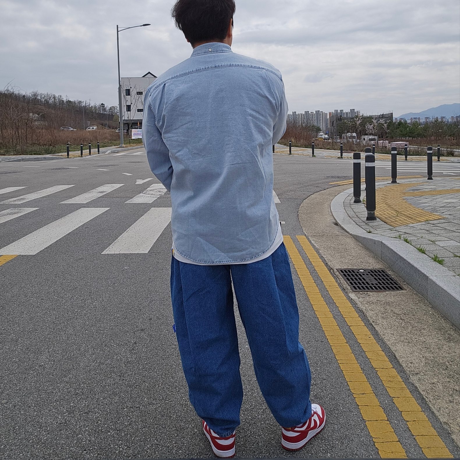 Zara x Ader Error Barrel Leg Jeans Blue, Supreme Small Box Shirt Washed Blue - 24SS 착용 스타일 - 3