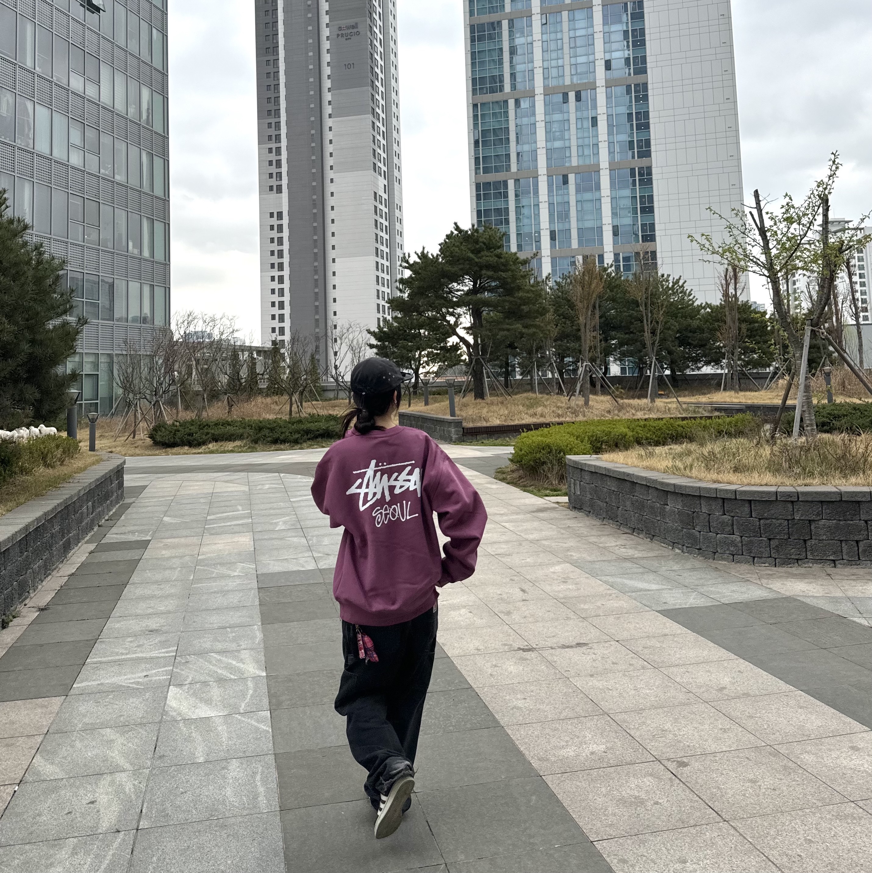 Stussy Stock Seoul Crew Berry 2024, Carhartt WIP Smith Denim Double Knee Pants Black Stone Washed 착용 스타일 - 3