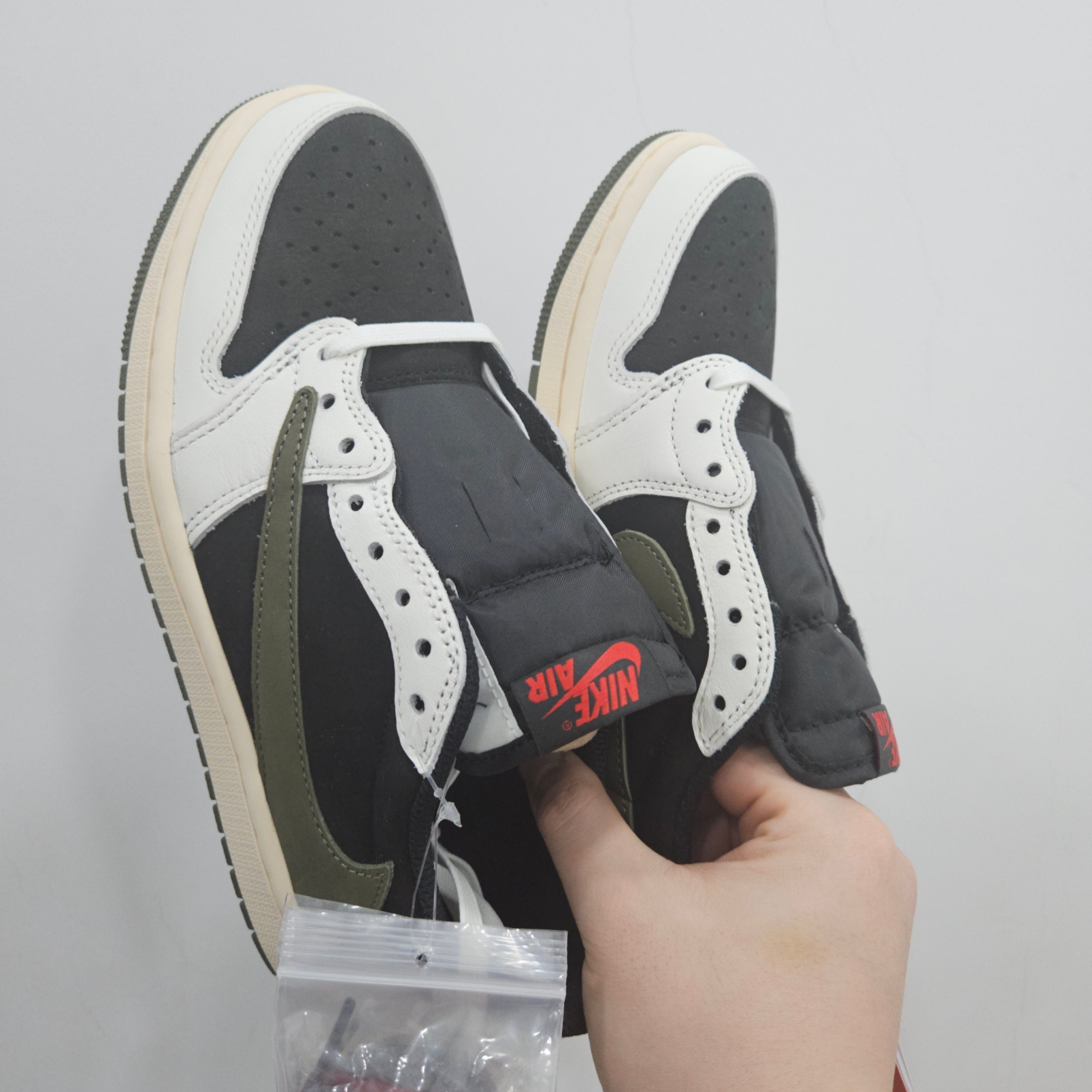 (W) Jordan 1 x Travis Scott Retro Low OG SP Medium Olive 착용 스타일