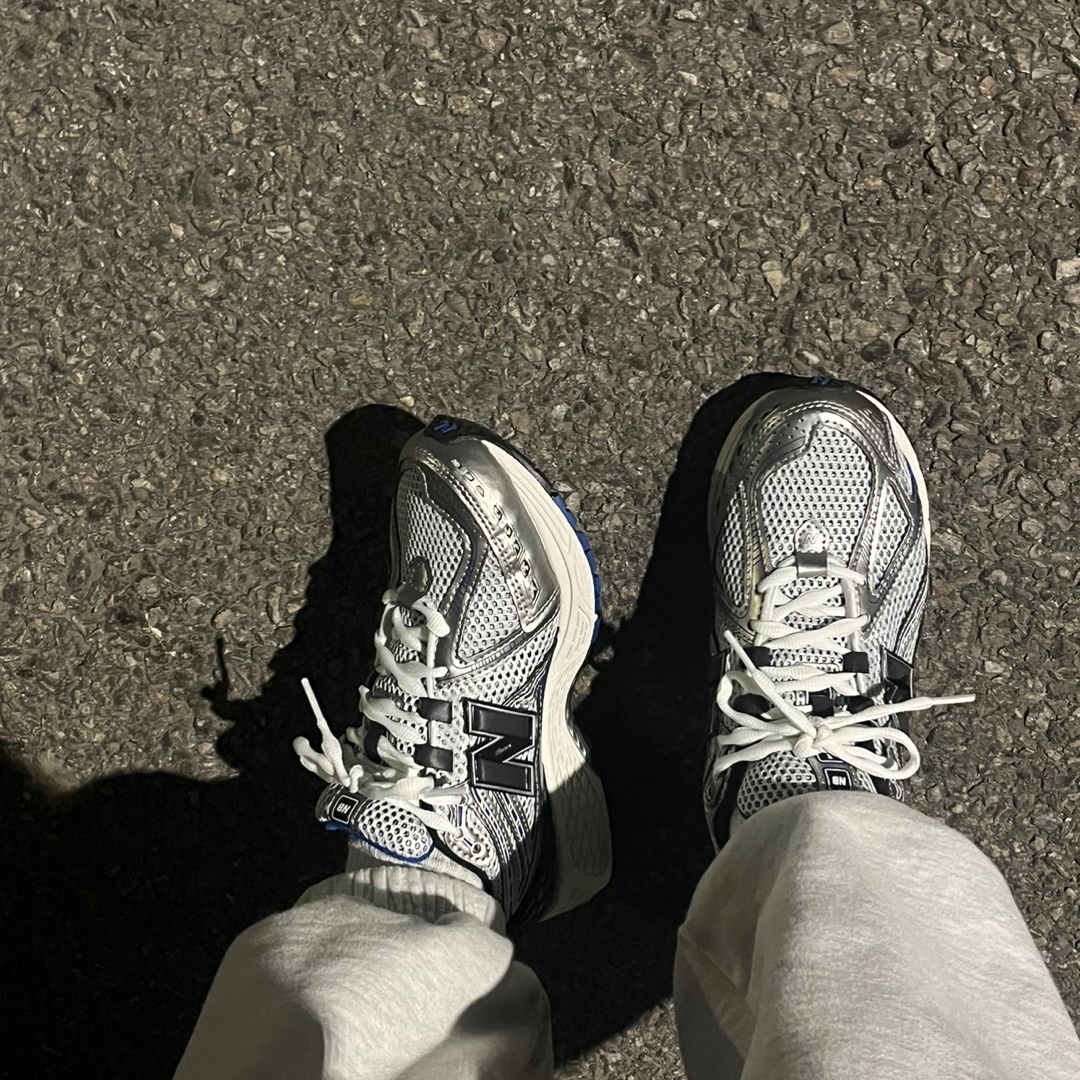 New Balance 1906R Silver Metallic 착용 스타일