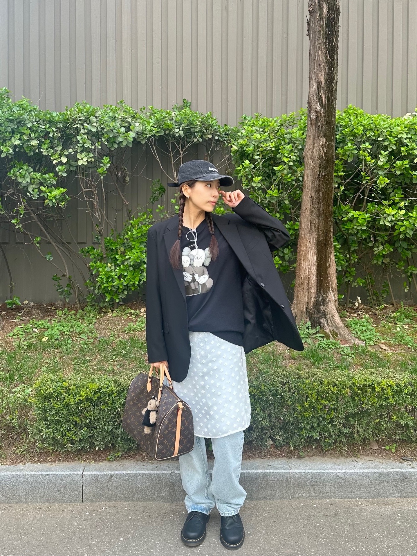 Supreme Denim Camp Cap Black - 24SS, Uniqlo UT x Kaws Short Sleeve Graphic T-Shirt Black 착용 스타일 - 1