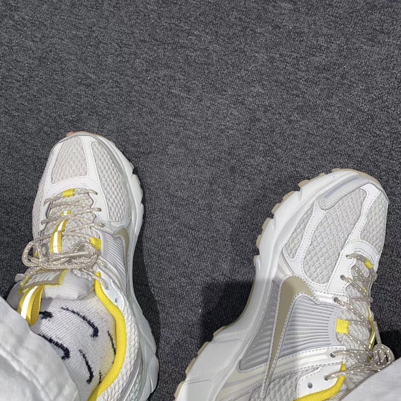 (W) Nike Zoom Vomero 5 Light Bone 착용 스타일