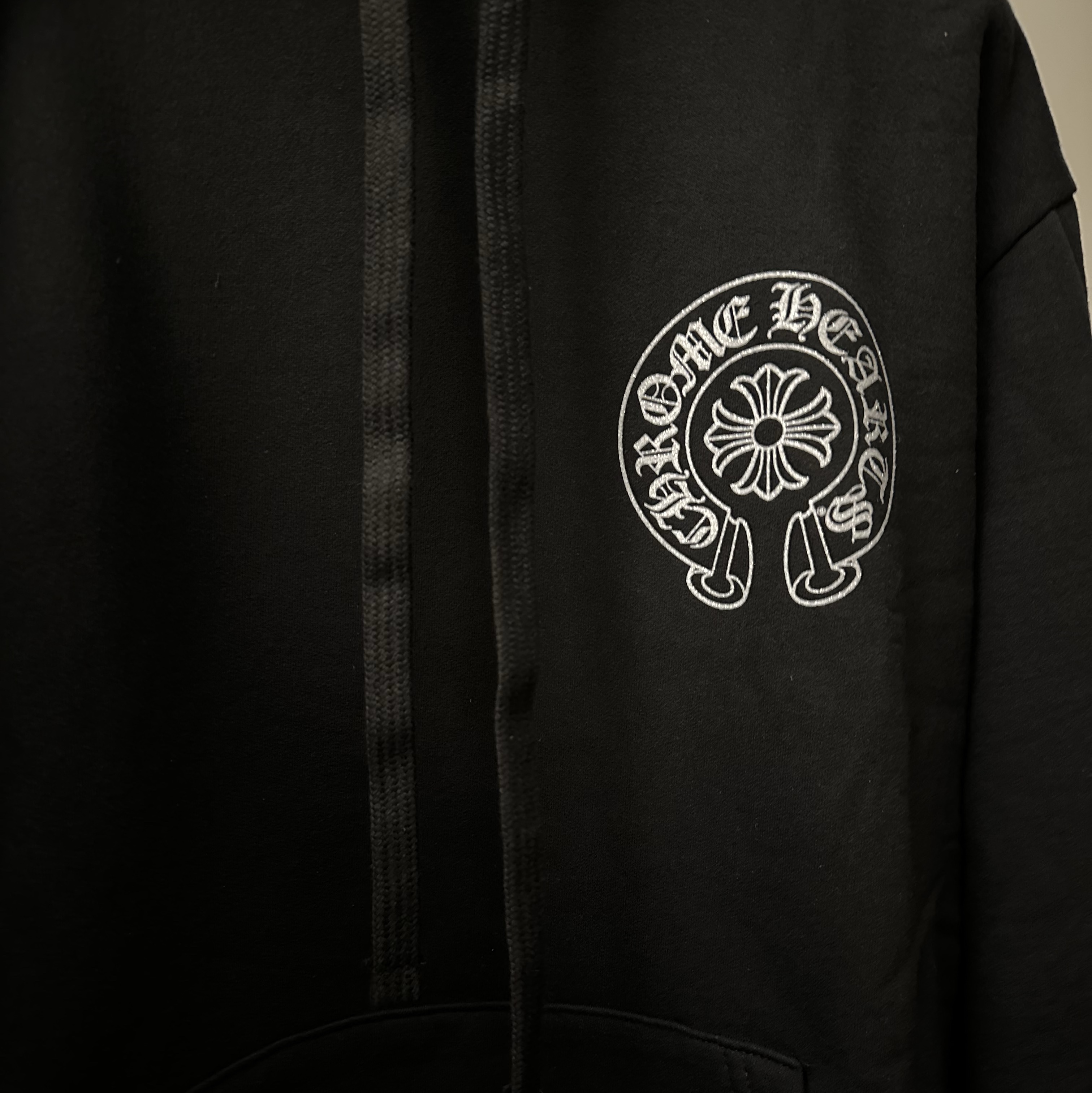 Chrome Hearts Silver Glitter Hoodie Black 착용 스타일 - 1