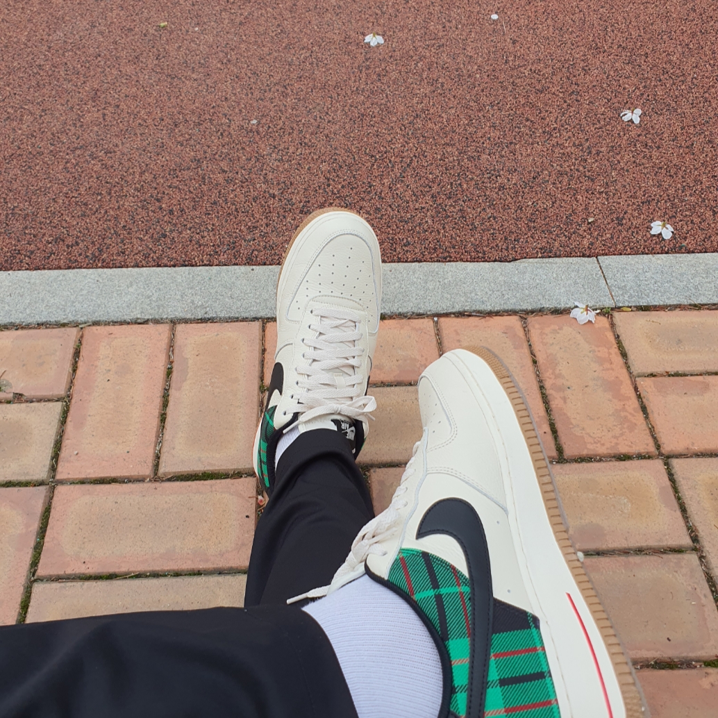 Nike Air Force 1 '07 LX Pale Ivory 착용 스타일 - 1