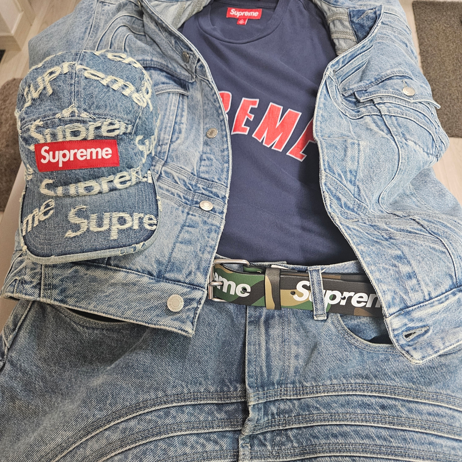 Supreme Cracked Arc S/S Top Navy - 24SS, Supreme Frayed Logos Denim Camp Cap Blue - 21SS 착용 스타일 - 1