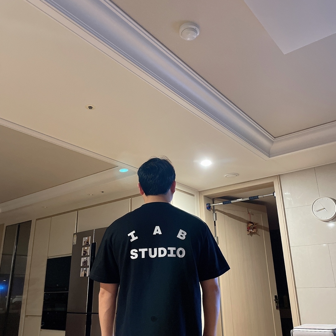 IAB Studio 10th Anniversary T-Shirts Pack White & Black (2 Pack) 착용 스타일 - 4