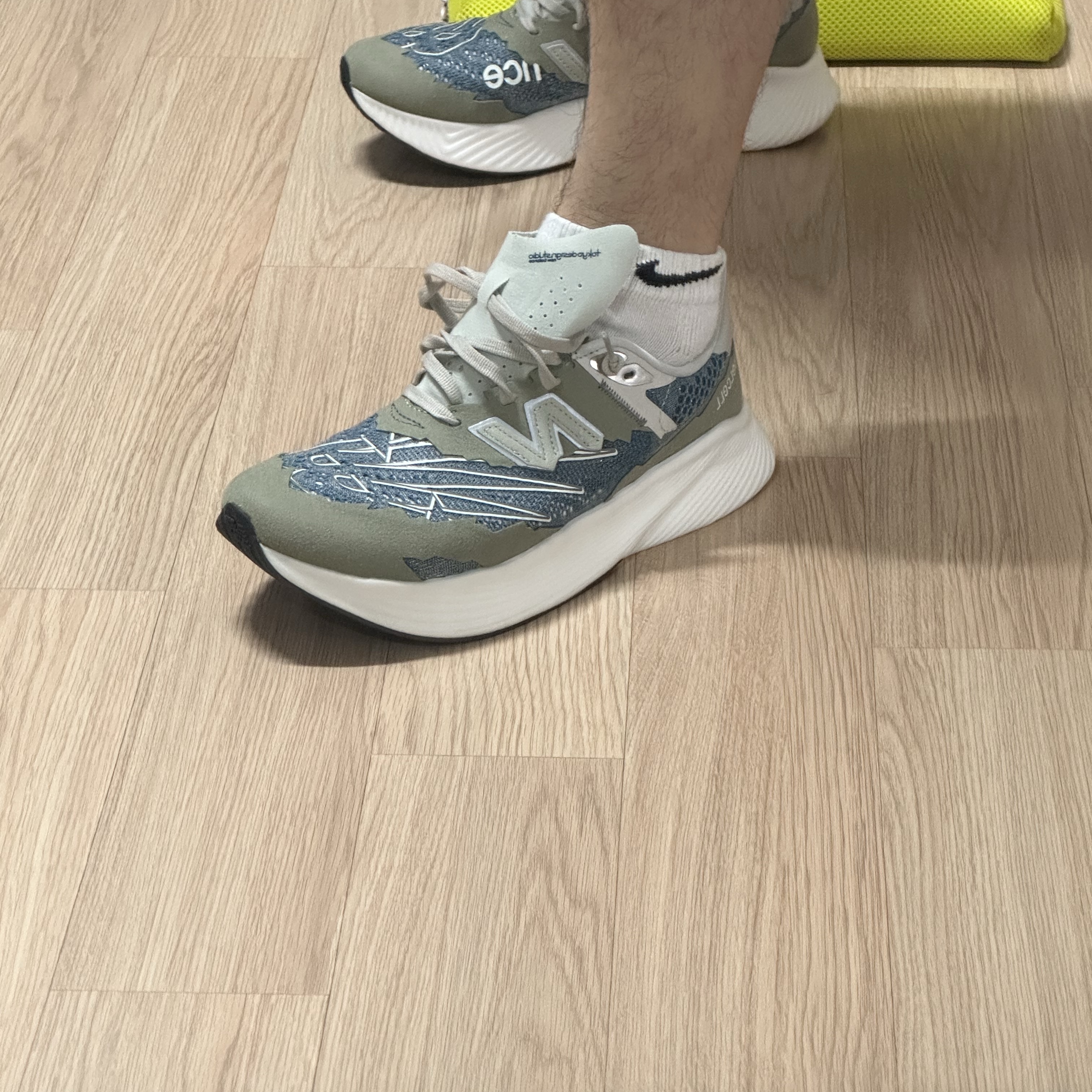 New Balance x Tokyo Design Studio FuelCell RC Elite v2 Blue Vetiver 착용 스타일 - 3