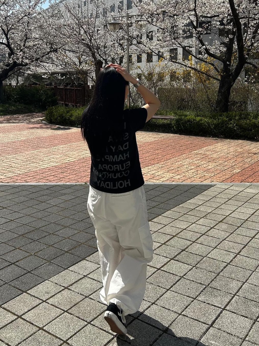 [KREAM 단독] Safarispot Women 1/2 Highway Inn T-Shirt White Red, [KREAM 단독] Safarispot Women 1/2 Highway Inn T-Shirt Black White 착용 스타일