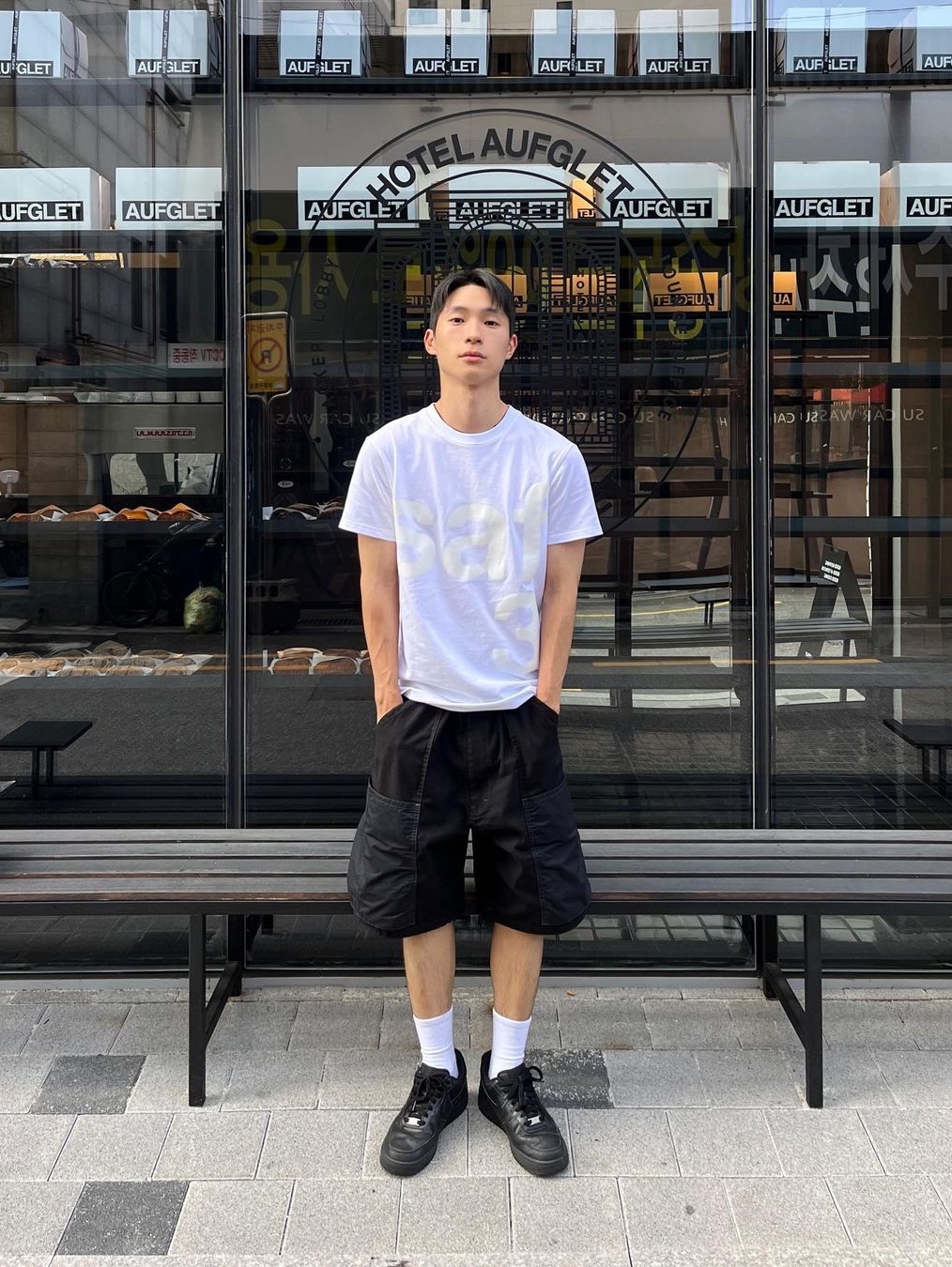 [KREAM 단독] Safarispot Basic Safari T-Shirt White, [KREAM 단독] Safarispot Basic Safari T-Shirt Black 착용 스타일