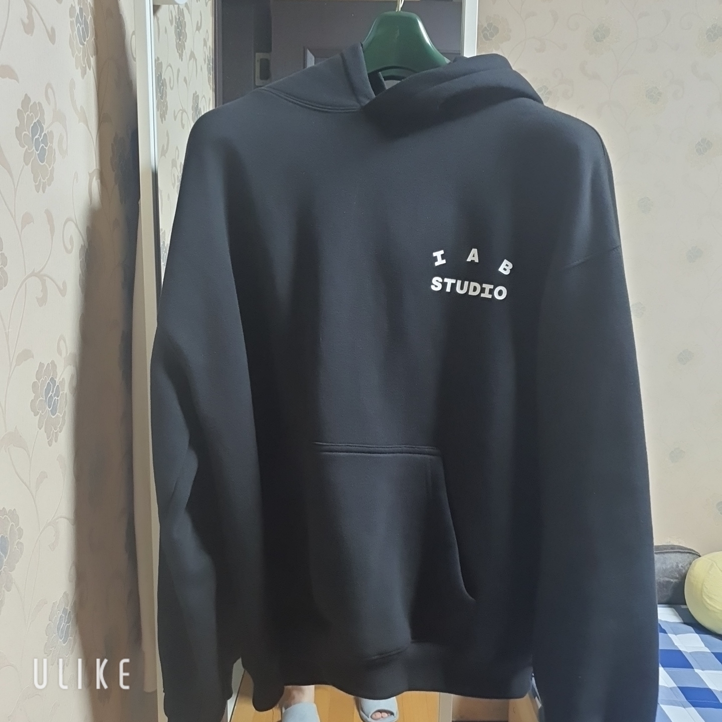 IAB Studio Hoodie Black 착용 스타일 - 1