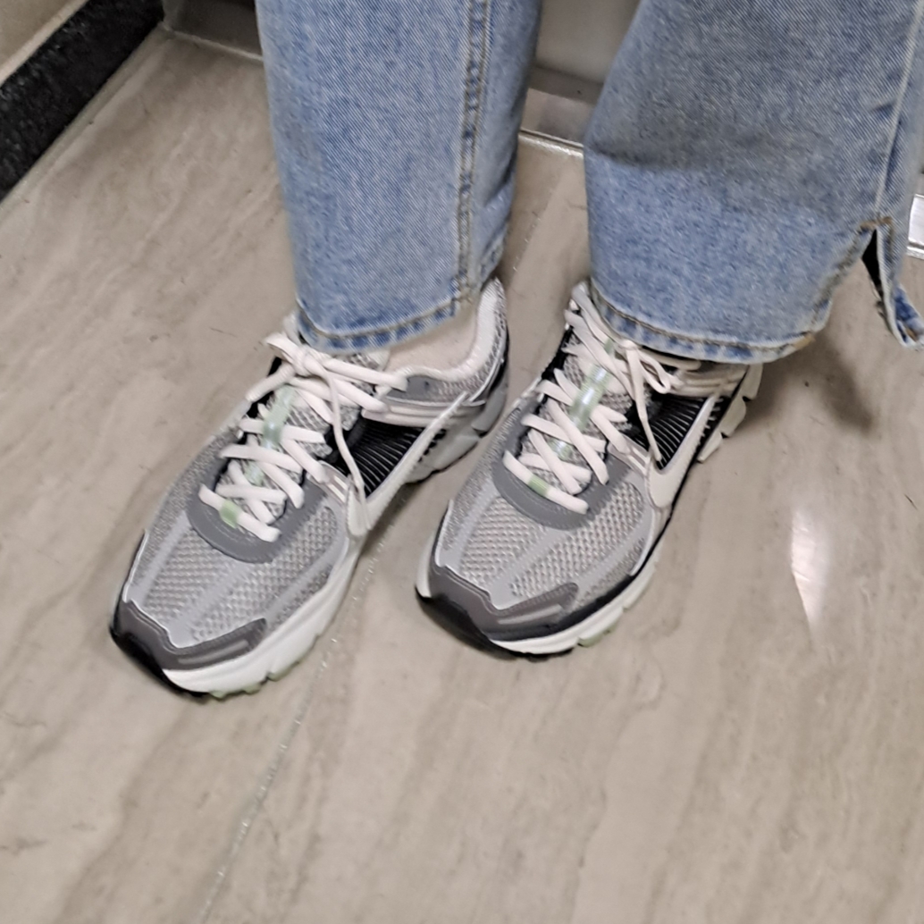 (W) Nike Zoom Vomero 5 Cobblestone and Flat Pewter 착용 스타일