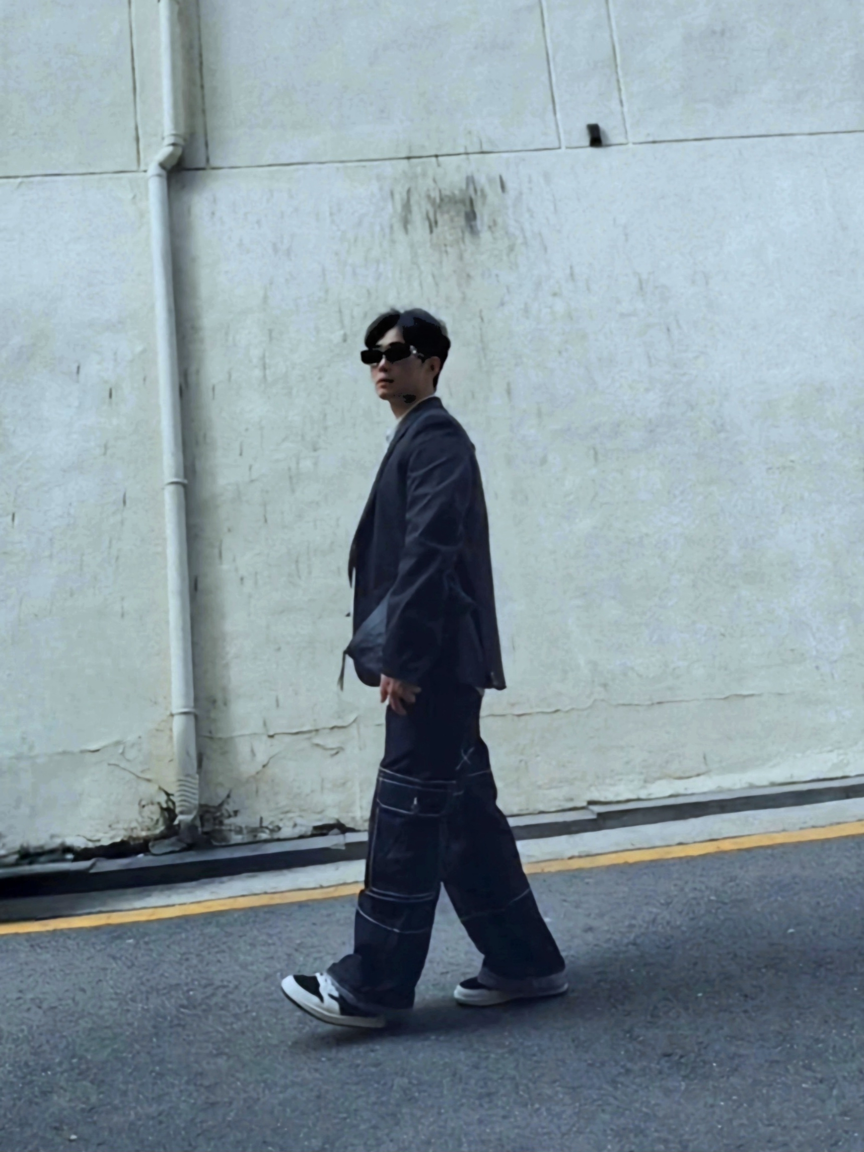 True Religion x KIRSH Stitch Point Denim Cargo Pants Blue Denim, (W) Jordan 1 x Travis Scott Retro Low OG SP Medium Olive 착용 스타일