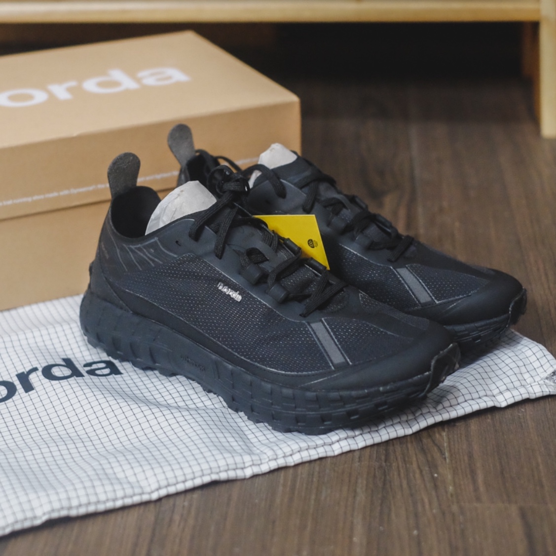 Norda 001/A Stealth Black 착용 스타일 - 2