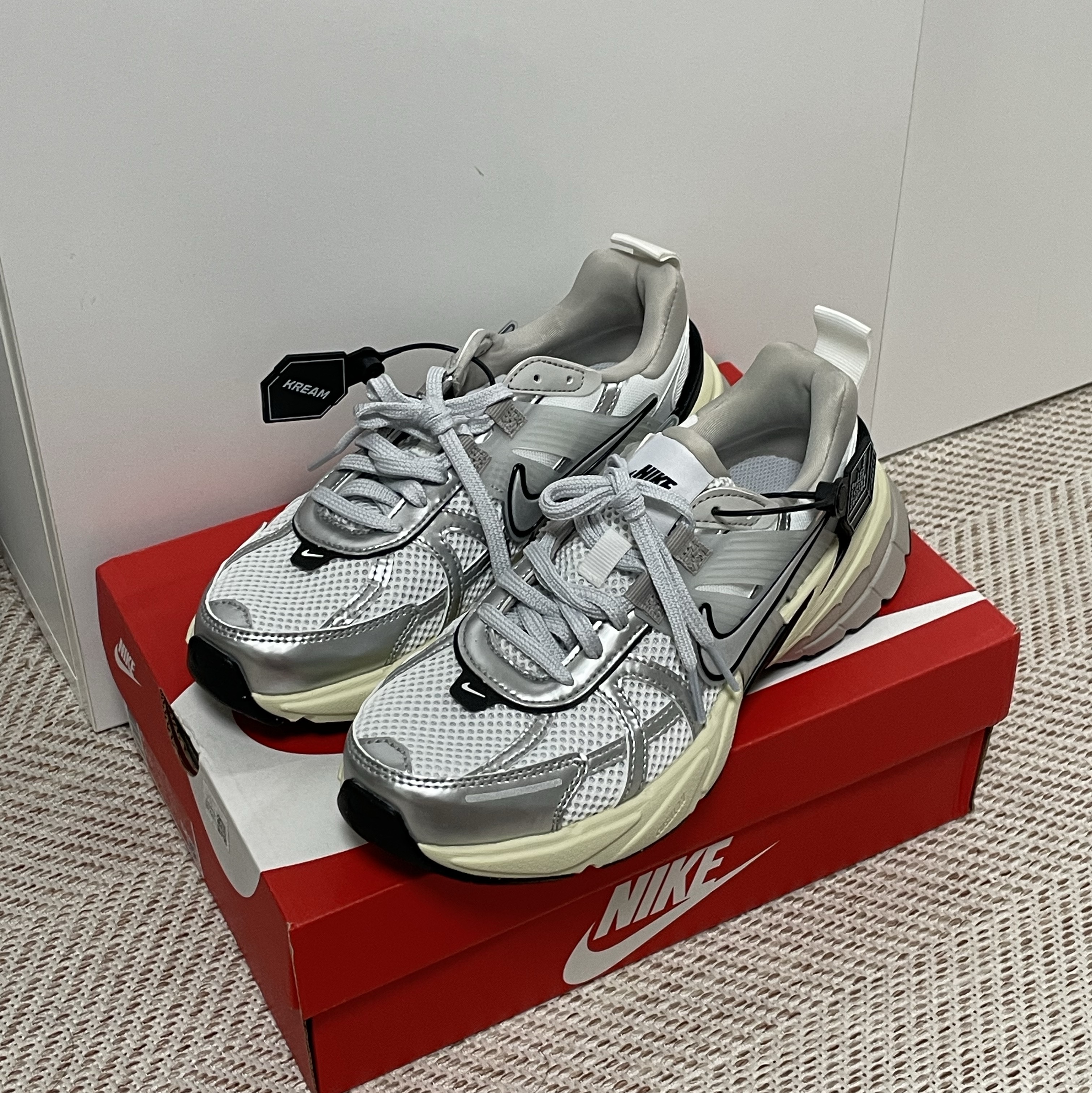 Nike V2K Run Summit White Metallic Silver 착용 스타일 - 2