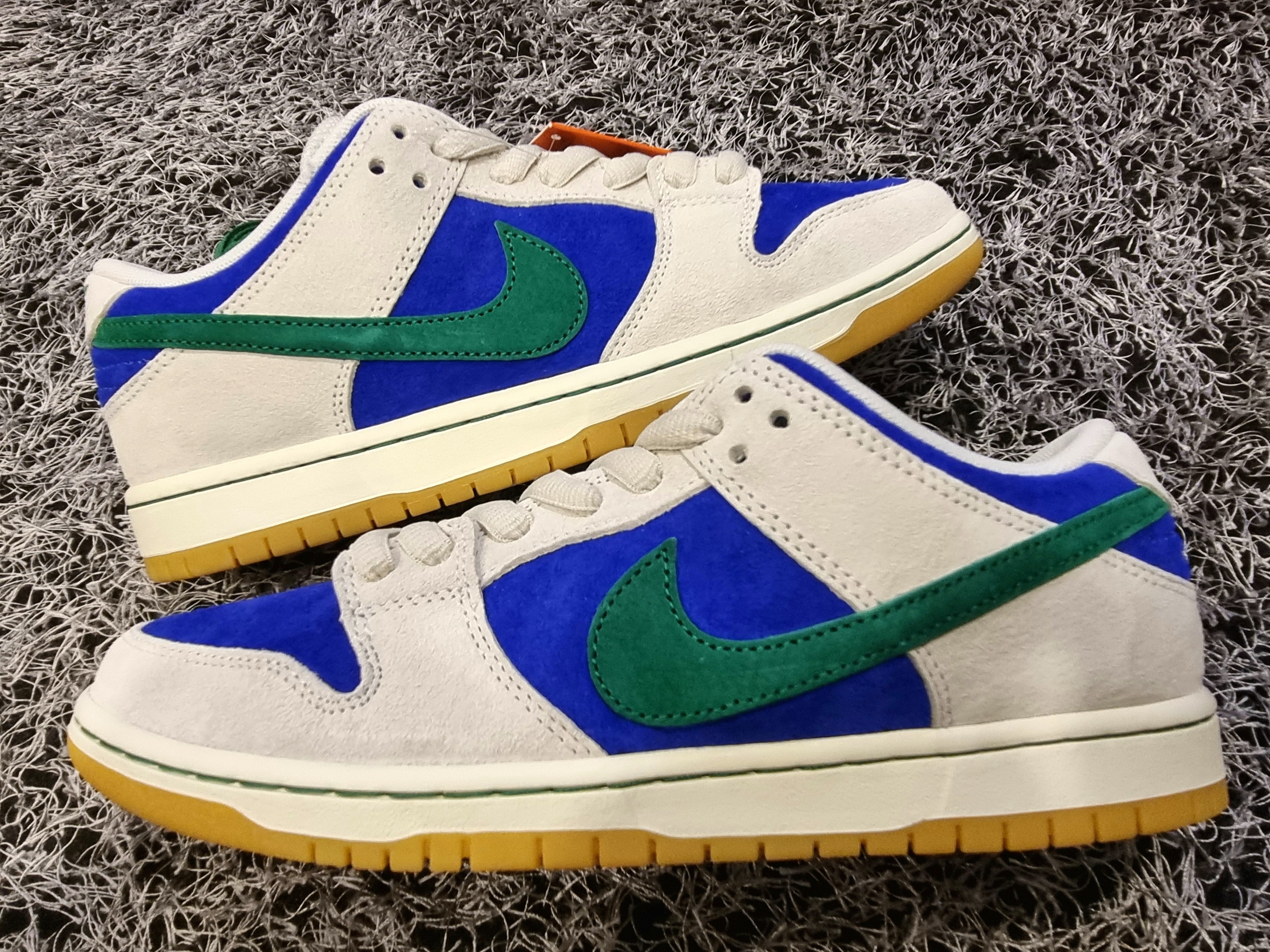 Nike SB Dunk Low Pro Phantom and Hyper Royal 착용 스타일 - 2