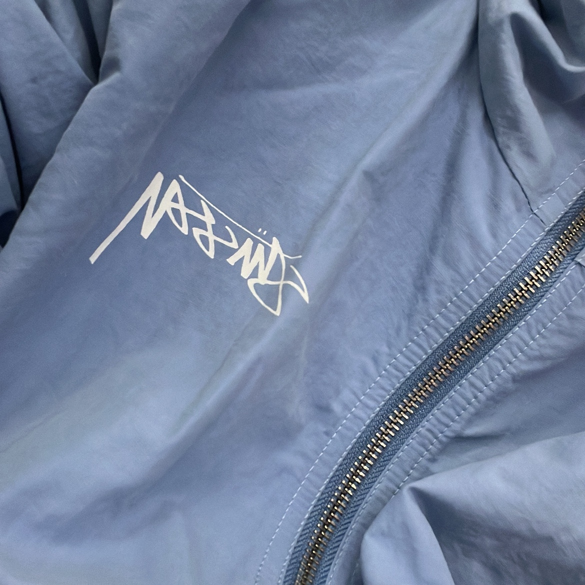 Stussy Wave Dye Beach Shell Jacket Laguna Blue 착용 스타일