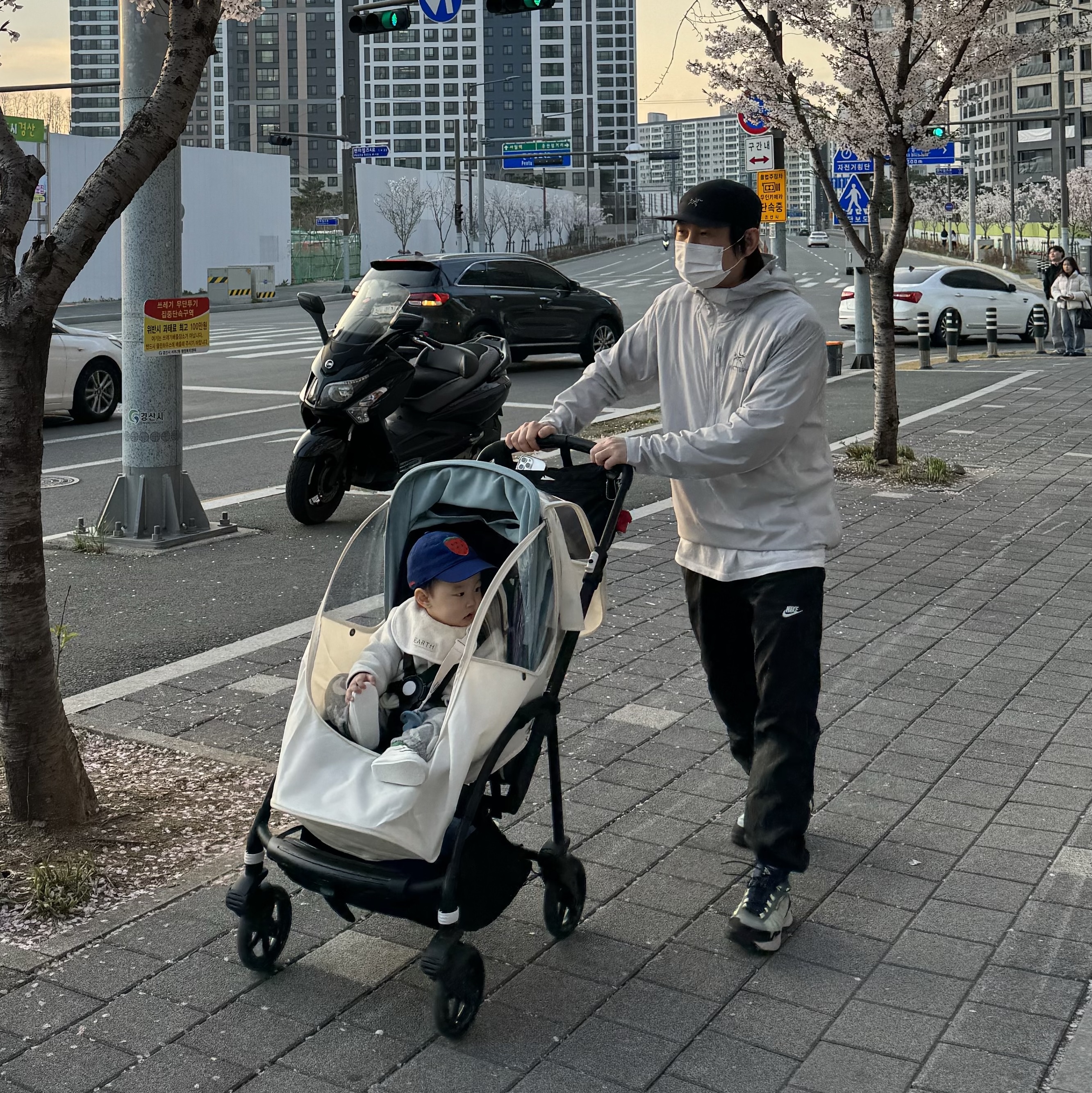 Arc'teryx Atom SL Anorak Solitude, Arc'teryx Norvan Cap Black 착용 스타일