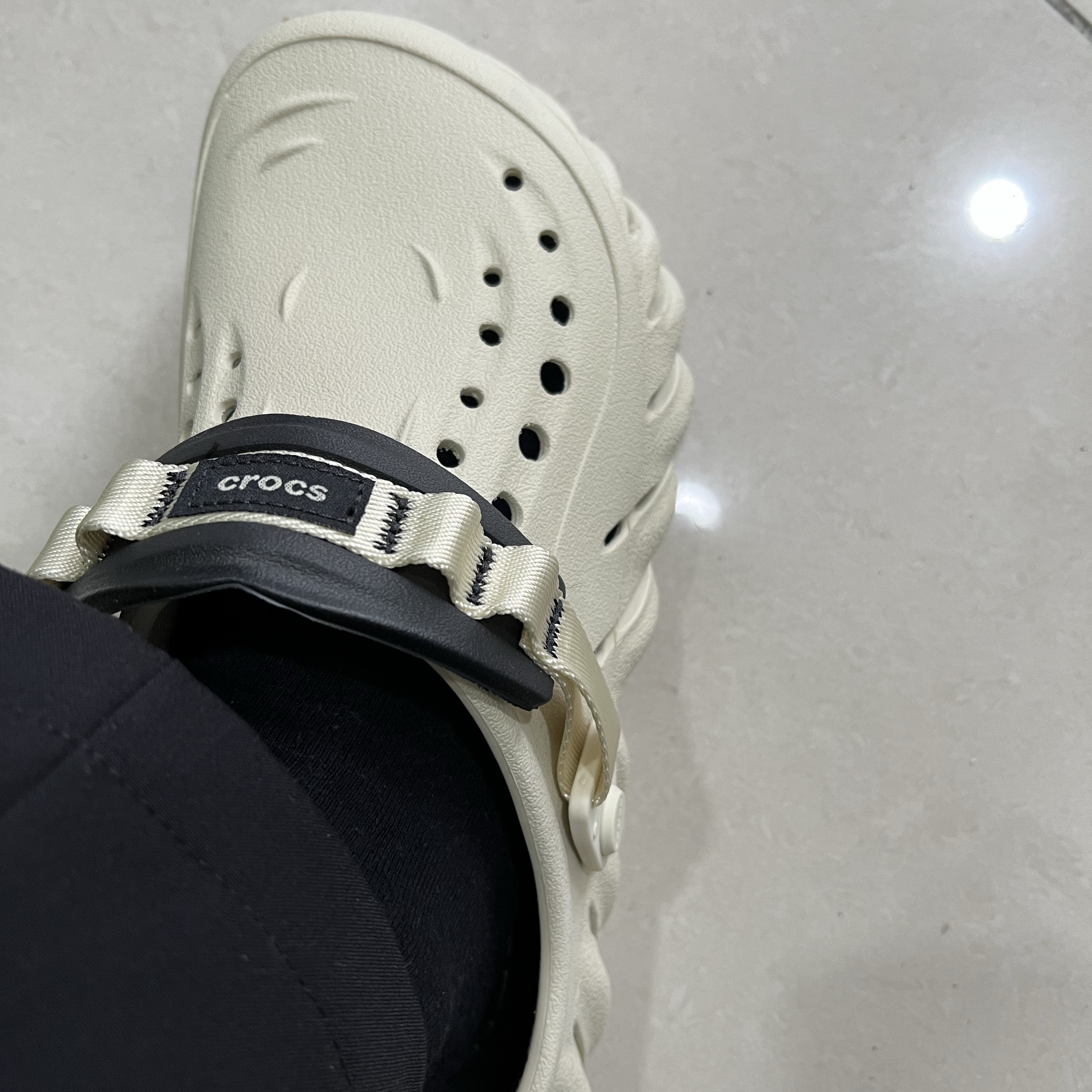 Crocs Echo Clog Bone Black 착용 스타일 - 2