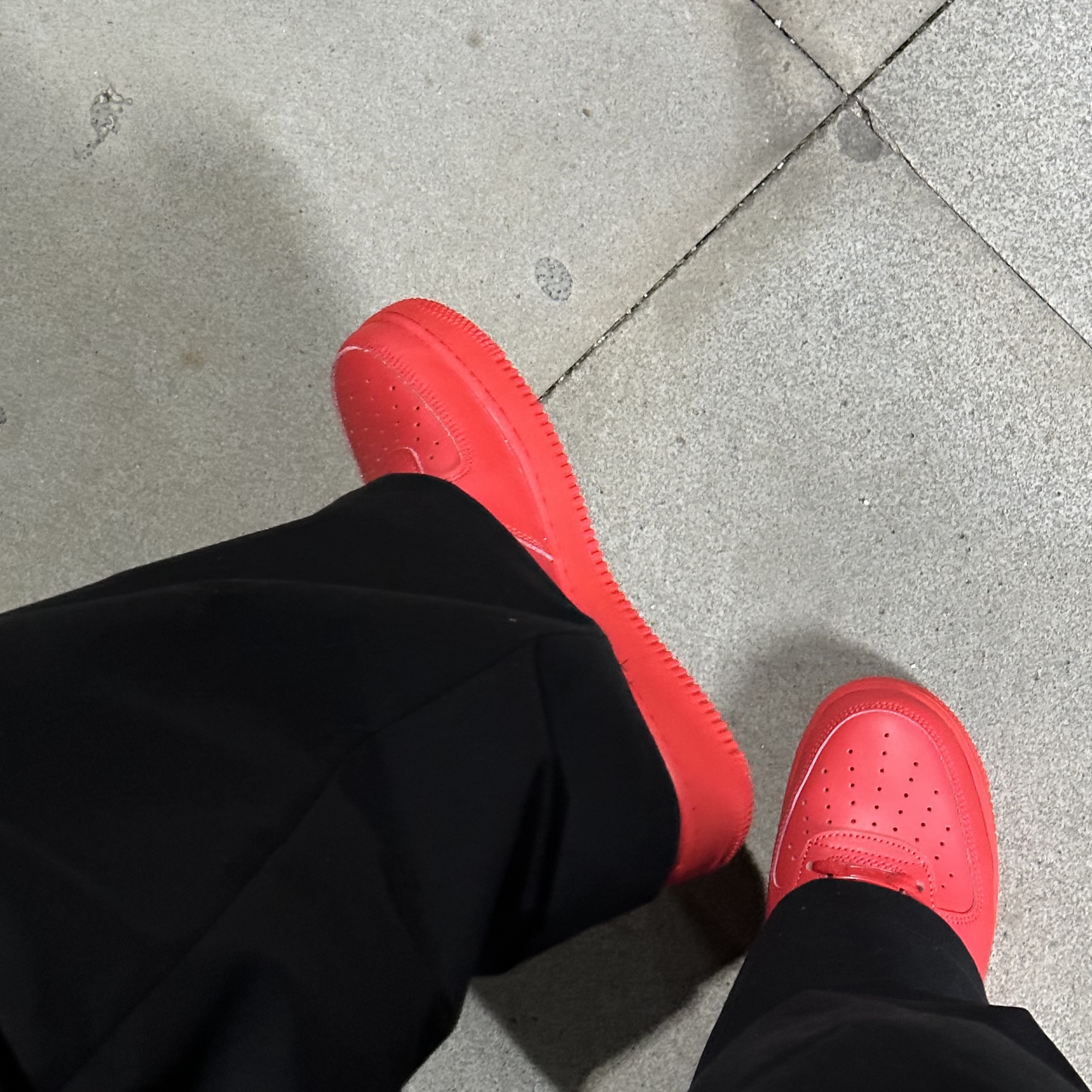 Nike Air Force 1 '07 LV8 Low 1 Triple Red 착용 스타일